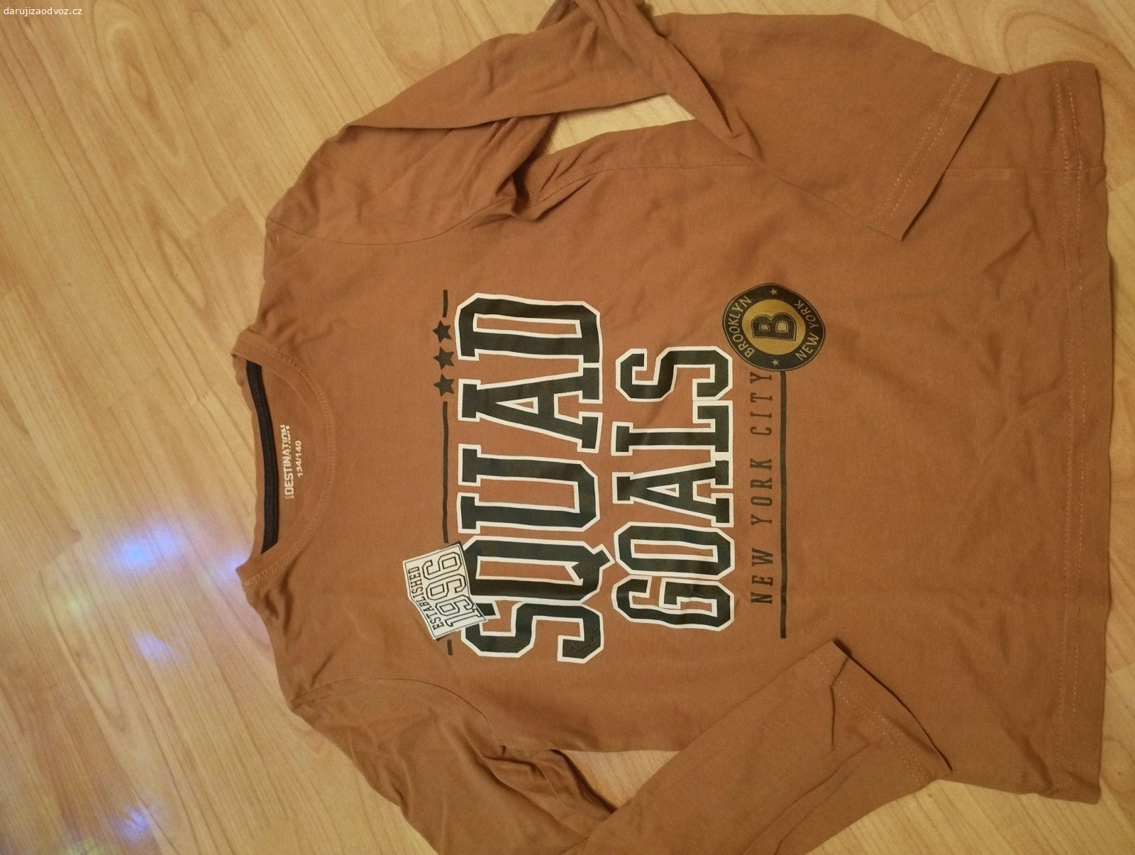 Trika a tepláky za sáček bonbonu. Vše co je na fotu za bonbóny.Dekuji