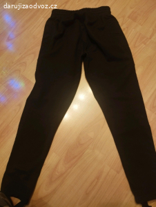 Trika a tepláky za sáček bonbonu