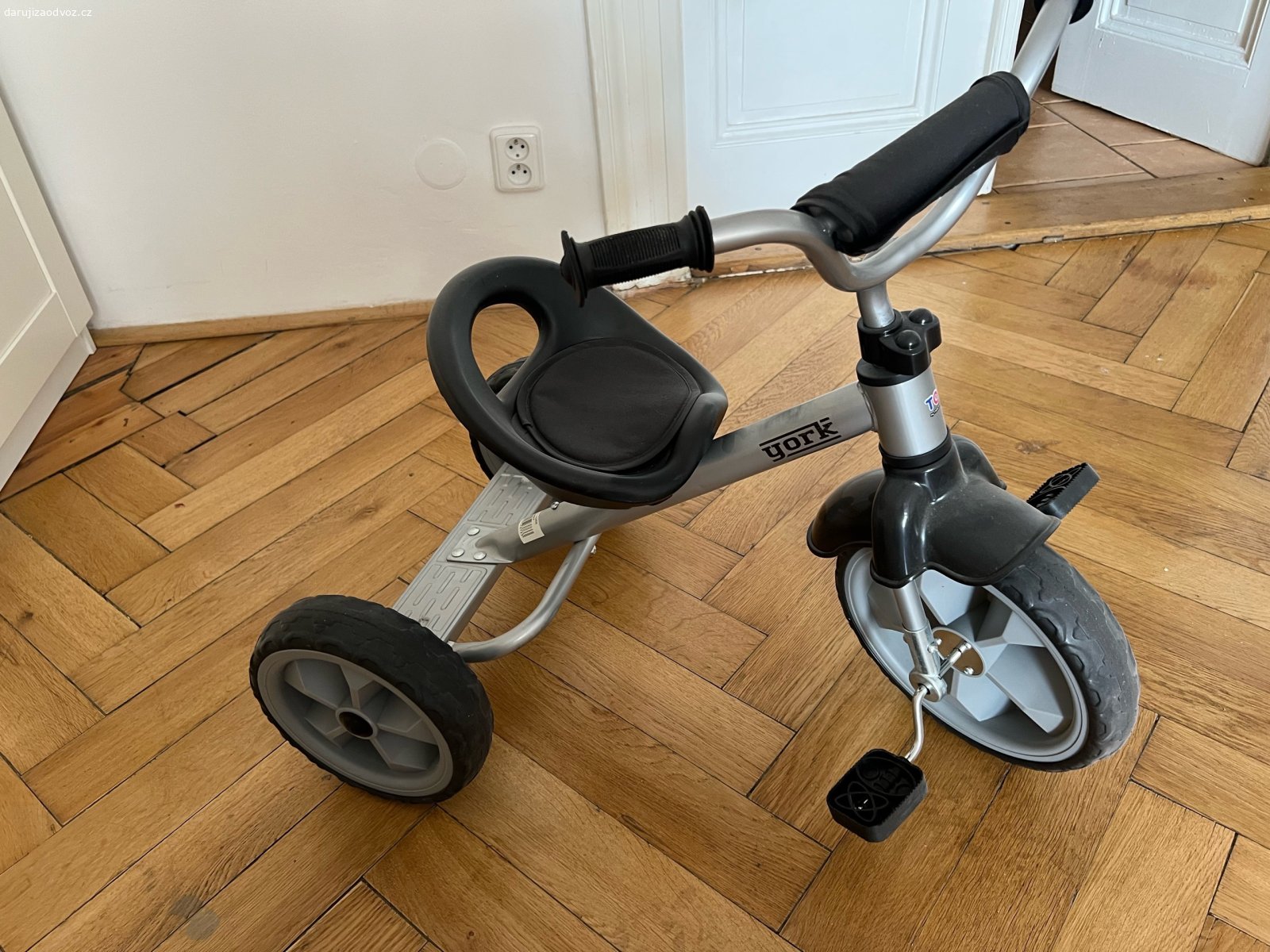 trikolka s helmou. daruji s helmou. vhodne pro 3-4 lete deti