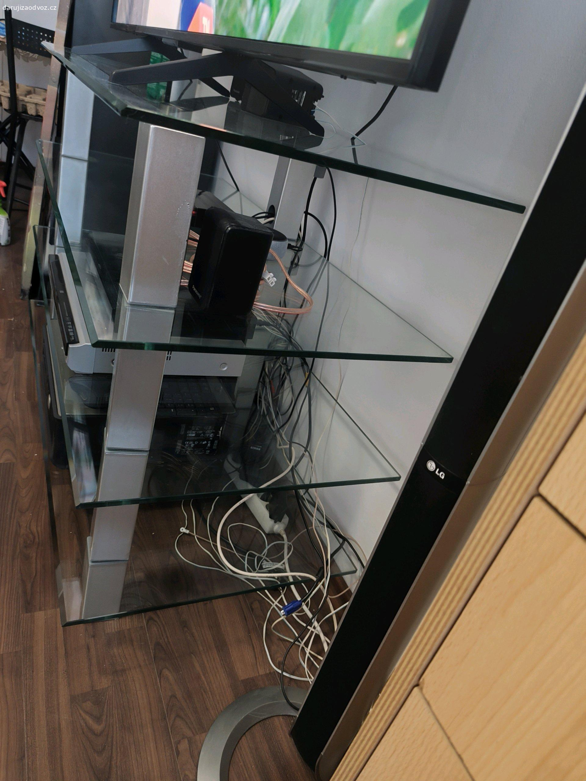 Tv/Hifi stolek. V 80cm x D 110cm x Š 50 cm, Patro 21cm