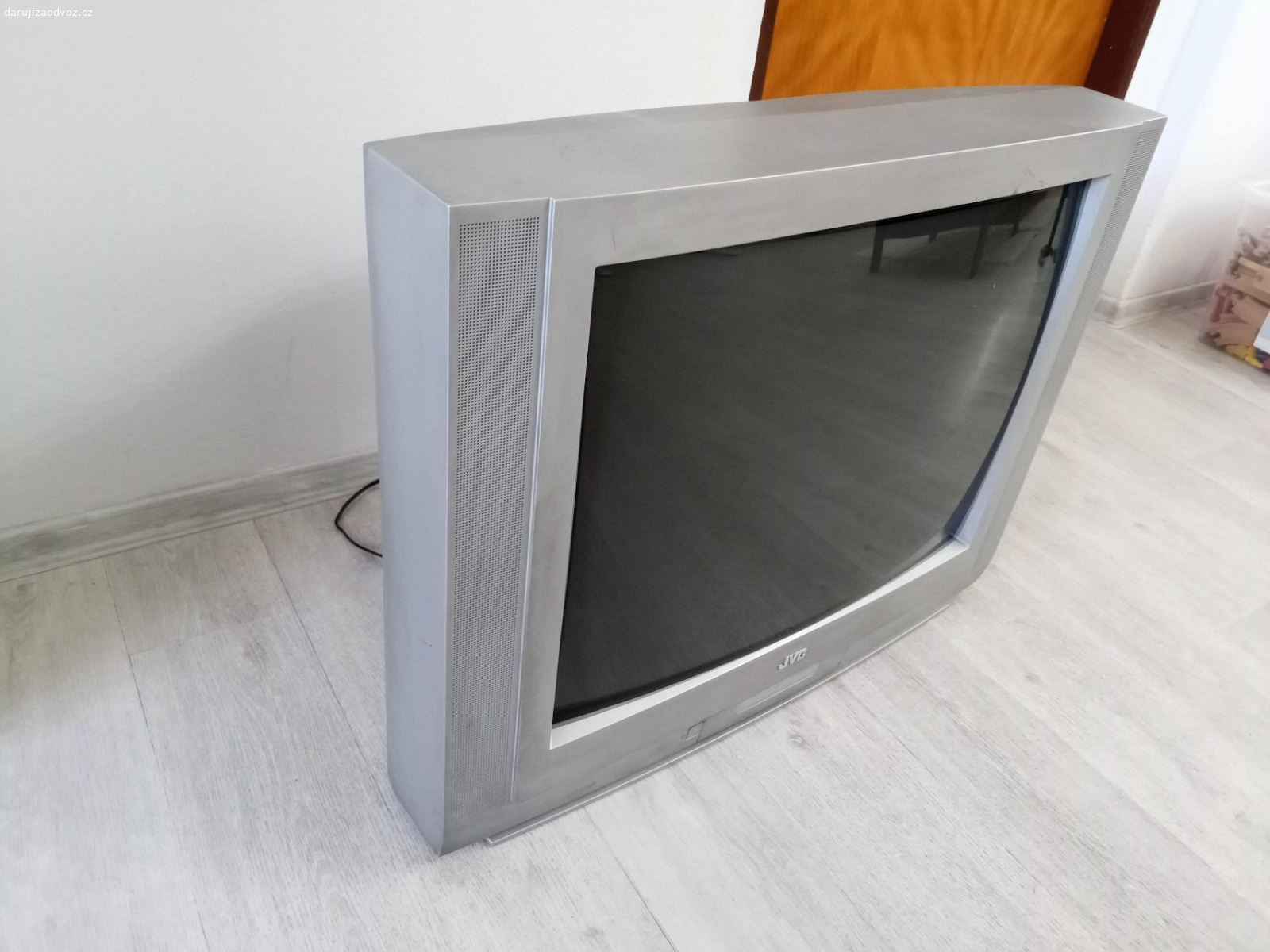 TV JVC CRT FUNKČNÍ. JVC FUNKČNÍ TV S DÁLKOVÝM OVLÁDÁNÍM, PŘES SET TOP BOX NA TOM JEDE I YOUTUBE A HRY. CELKEM VELKÁ KYSNA, ÚHLOPŘÍČKA OBRAZOVKY JE 68 CM, CELKOVÁ JE 94 CM. DĚTI CHTĚJÍ CHYTROU TV, TAK JÍ DAVAM ZA ODVOZ.