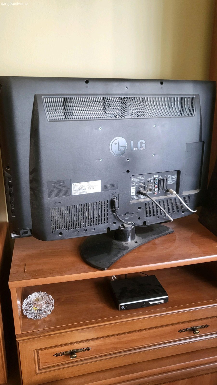 TV LG. Daruji tv LG. 32". Funkční, ale nemá DVB-T2 a chybí ovladač takže buď k set top boxu nebo PS. Ovládat se dá tlačítky na bedně