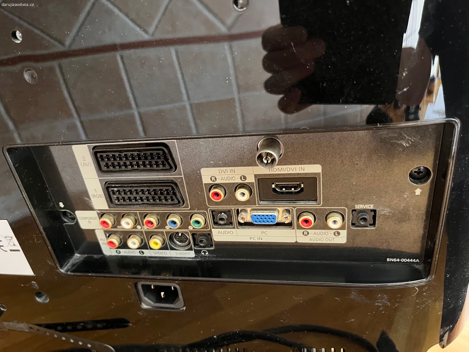 TV Samsung DNIe SRS Trusurround xt. Daruji za odvoz TV, cca 15 let stará, funkční, s ovladačem, nemá vestavěný setop box. Vstupy a výstupy viz foto. Obrazovka š 67 cm, v 48 cm, s podstavcem v 53 cm, úhlopříčka 66 cm.