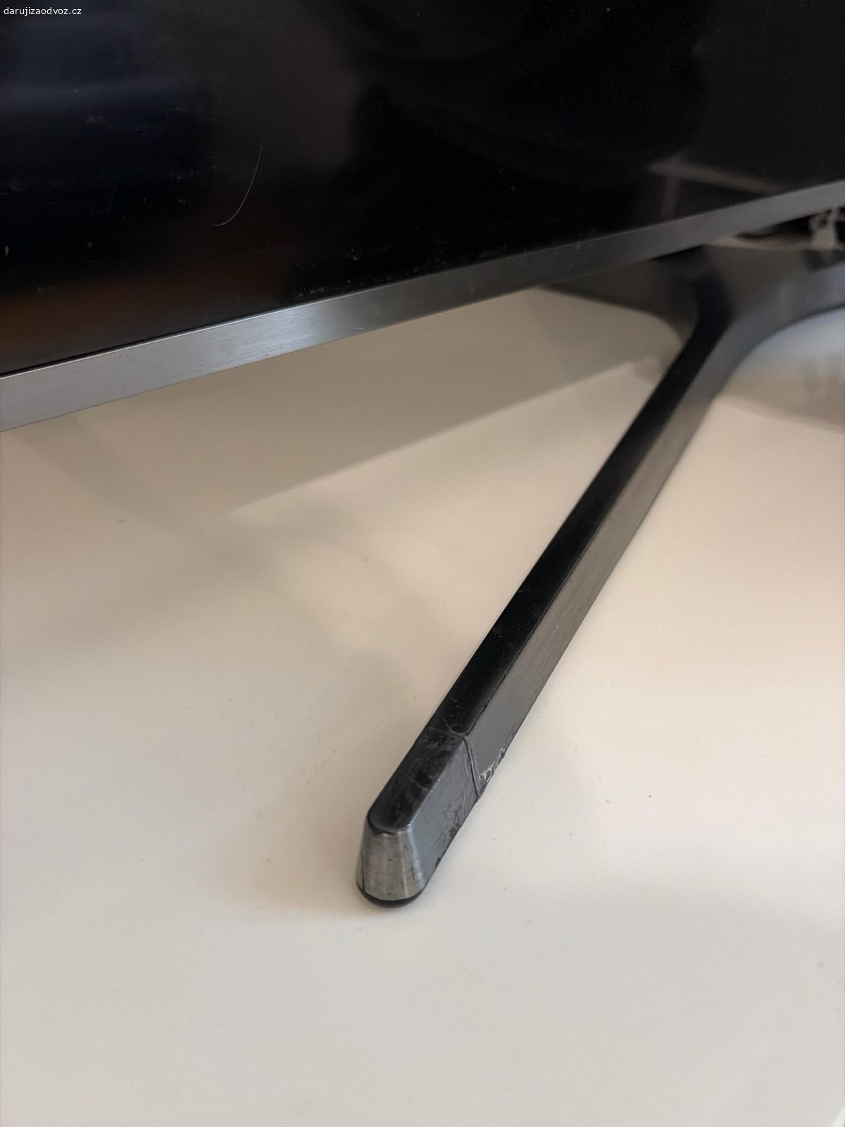 tv samsung. Daruji televizi značky Samsung, bohužel má rozbitý a poškrábaný displej/obraz (děti -.-). vše viz. fotky. ! Poškození bohužel není jen povrchové — nefunguje obraz. Proto ji daruji. zkouším internet první, jestli má někdo o tohle zajem, jinak se jí zbavíme. Pokud byste o ni měl i tak zájem, napiste a stavte se. 
* pro nekoho kdo se v tom vyzna, asi na náhradní díly. 55”
Praha 3, Prosím jen vážní zájemci, kdo si může odvézt.