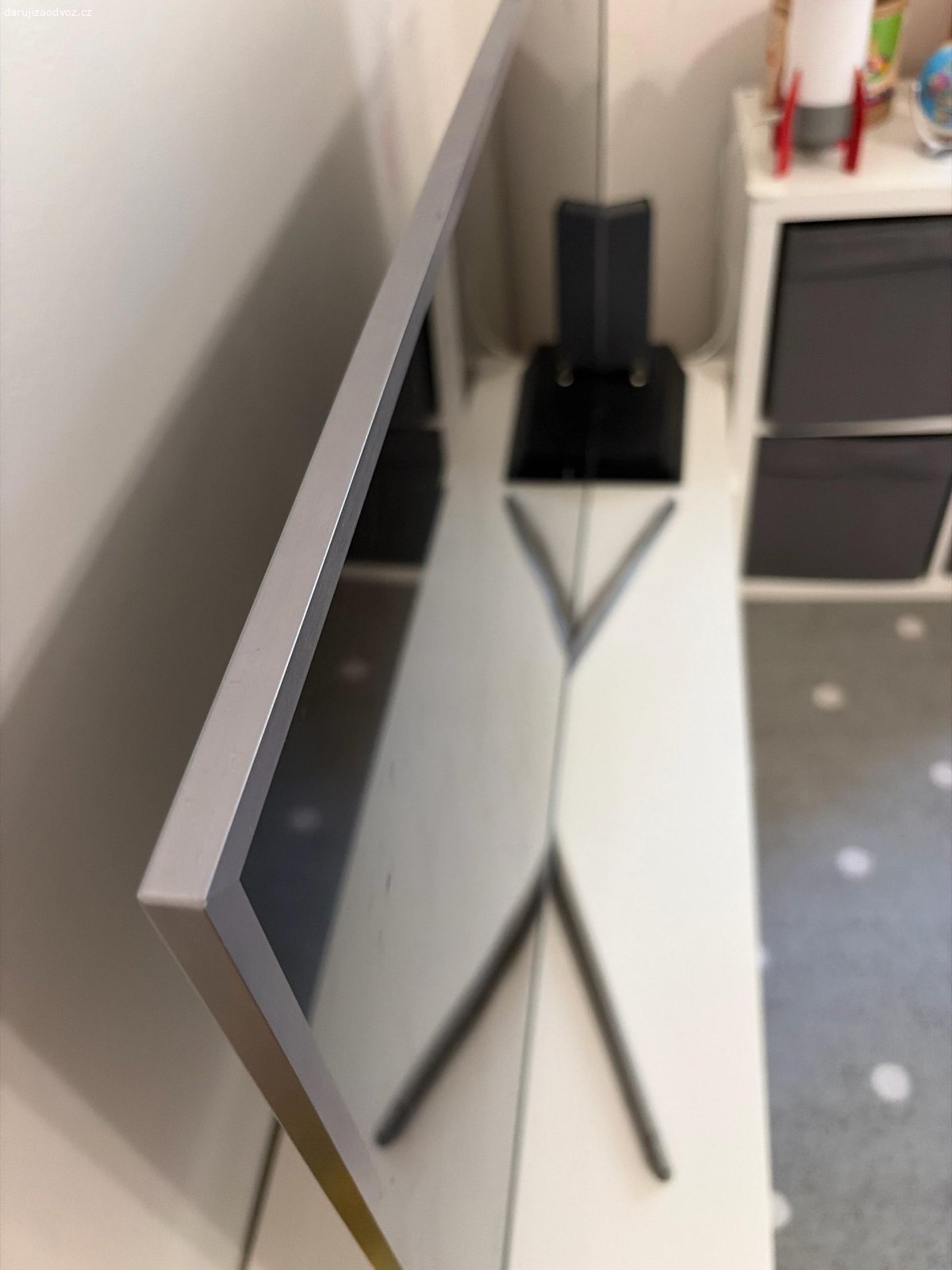 tv samsung. Daruji televizi značky Samsung, bohužel má rozbitý a poškrábaný displej/obraz (děti -.-). vše viz. fotky. ! Poškození bohužel není jen povrchové — nefunguje obraz. Proto ji daruji. zkouším internet první, jestli má někdo o tohle zajem, jinak se jí zbavíme. Pokud byste o ni měl i tak zájem, napiste a stavte se. 
* pro nekoho kdo se v tom vyzna, asi na náhradní díly. 55”
Praha 3, Prosím jen vážní zájemci, kdo si může odvézt.