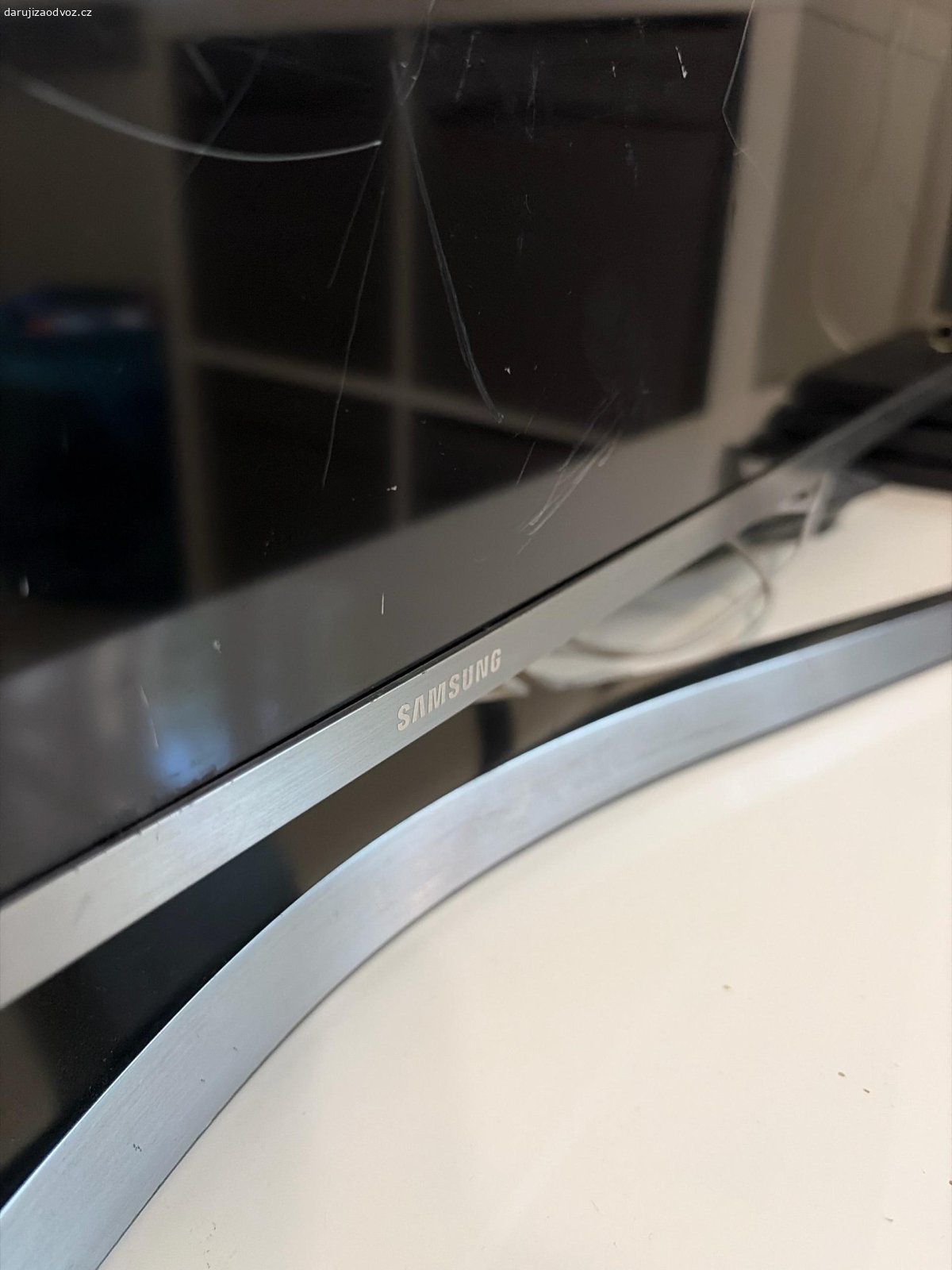 tv samsung. Daruji televizi značky Samsung, bohužel má rozbitý a poškrábaný displej/obraz (děti -.-). vše viz. fotky. ! Poškození bohužel není jen povrchové — nefunguje obraz. Proto ji daruji. zkouším internet první, jestli má někdo o tohle zajem, jinak se jí zbavíme. Pokud byste o ni měl i tak zájem, napiste a stavte se. 
* pro nekoho kdo se v tom vyzna, asi na náhradní díly. 55”
Praha 3, Prosím jen vážní zájemci, kdo si může odvézt.