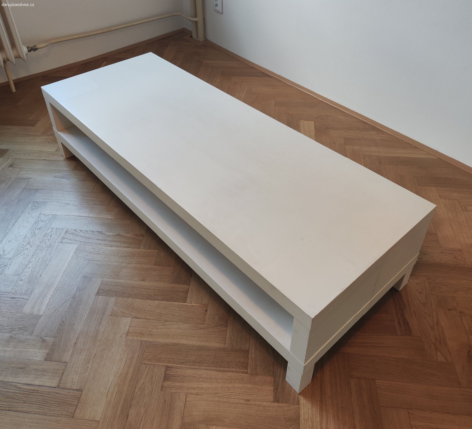 TV stolek IKEA LACK. Za odvoz daruji Tv stolek IKEA Lack, 150 x 55 x 35 cm. Běžně používaný, pár škrábanců a flíčků. Nutno vyzvednout a odvézt.