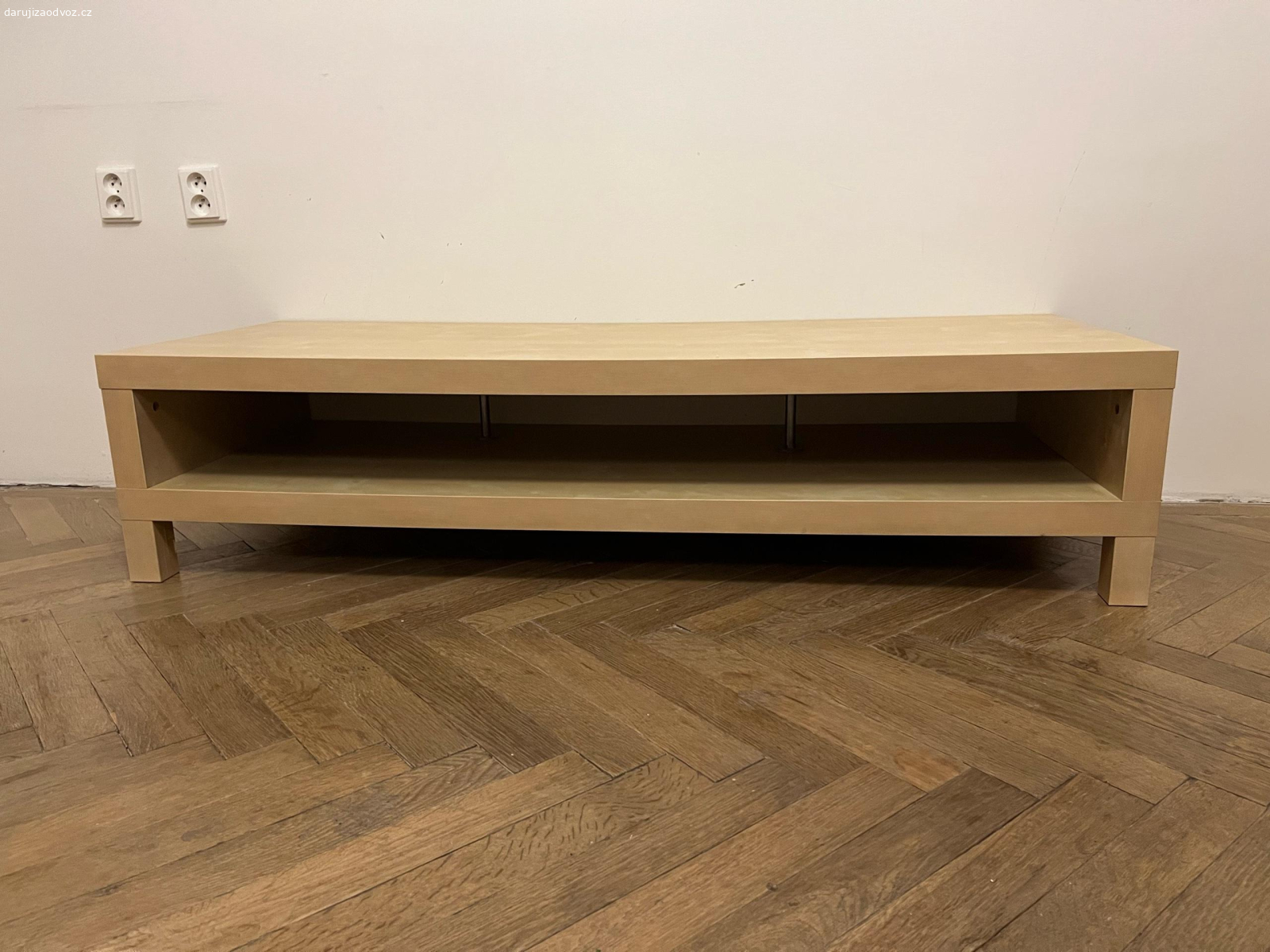 TV stolek. stolek, cca 10 starý, dobrý stav, dýha se na nožičkách vlní.