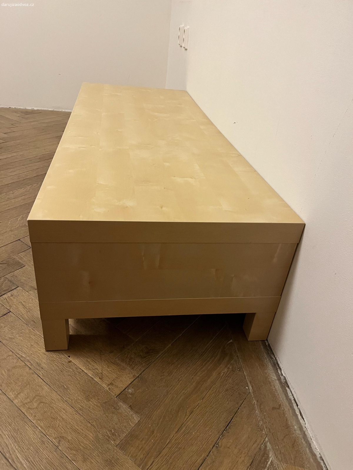 TV stolek. stolek, cca 10 starý, dobrý stav, dýha se na nožičkách vlní.