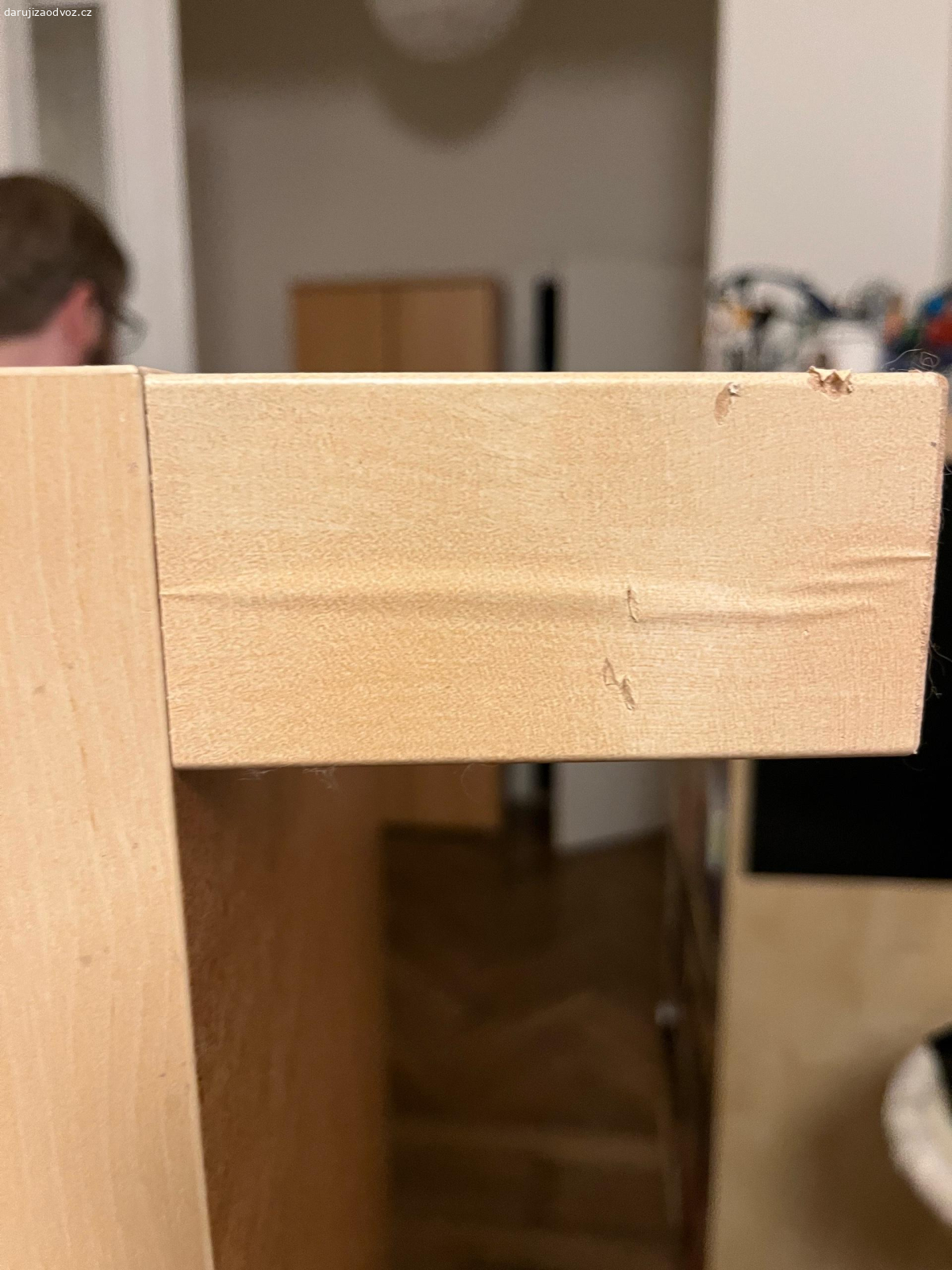 TV stolek. stolek, cca 10 starý, dobrý stav, dýha se na nožičkách vlní.