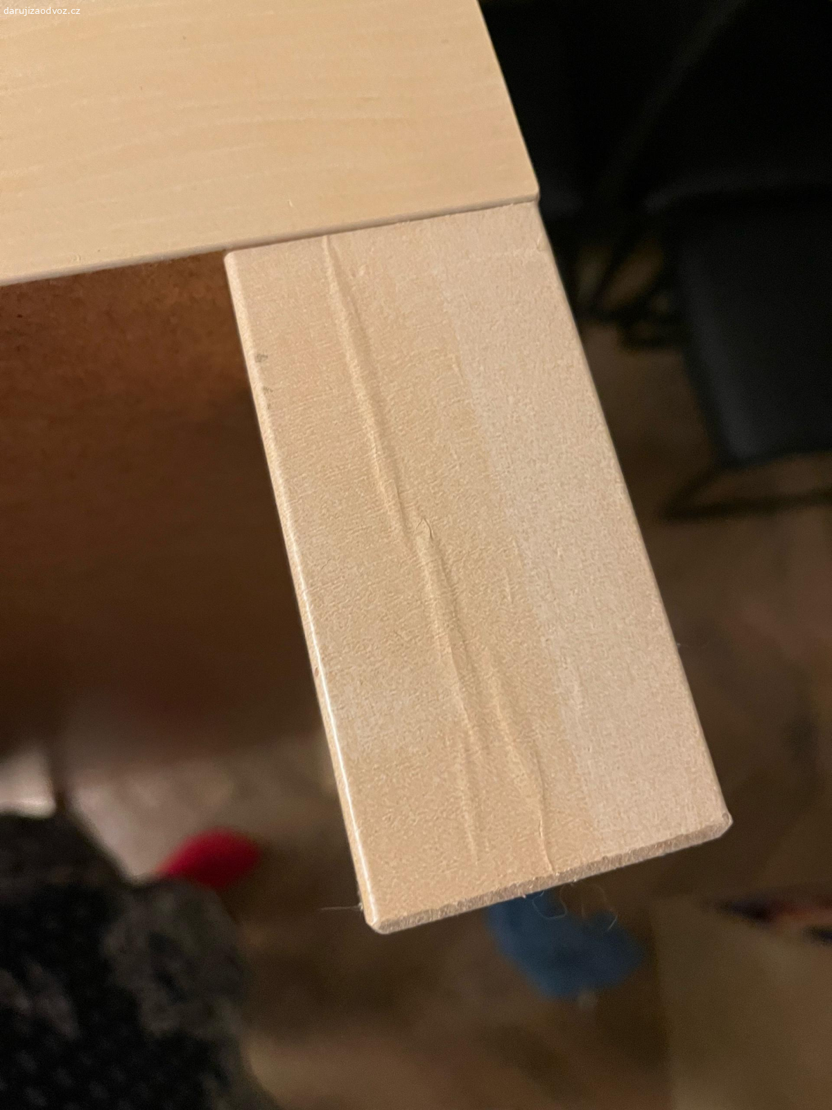 TV stolek. stolek, cca 10 starý, dobrý stav, dýha se na nožičkách vlní.