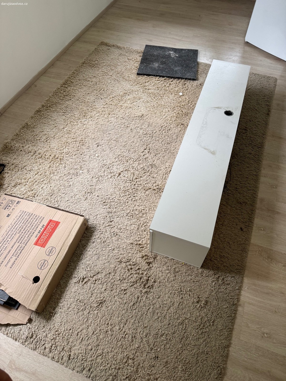 tv stolek. daruji tv stolek