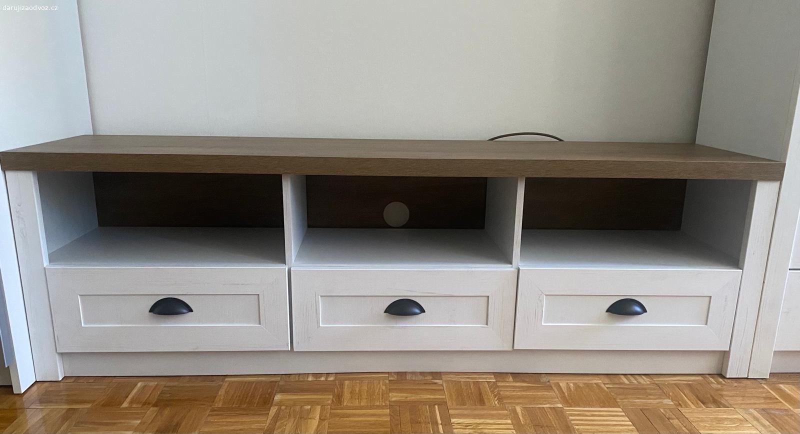 TV stolek. Rozměry: šířka 160 cm, hloubka 43 cm, výška 50 cm.

Stolek je vhodný pod televizi nebo jako úložný prostor.