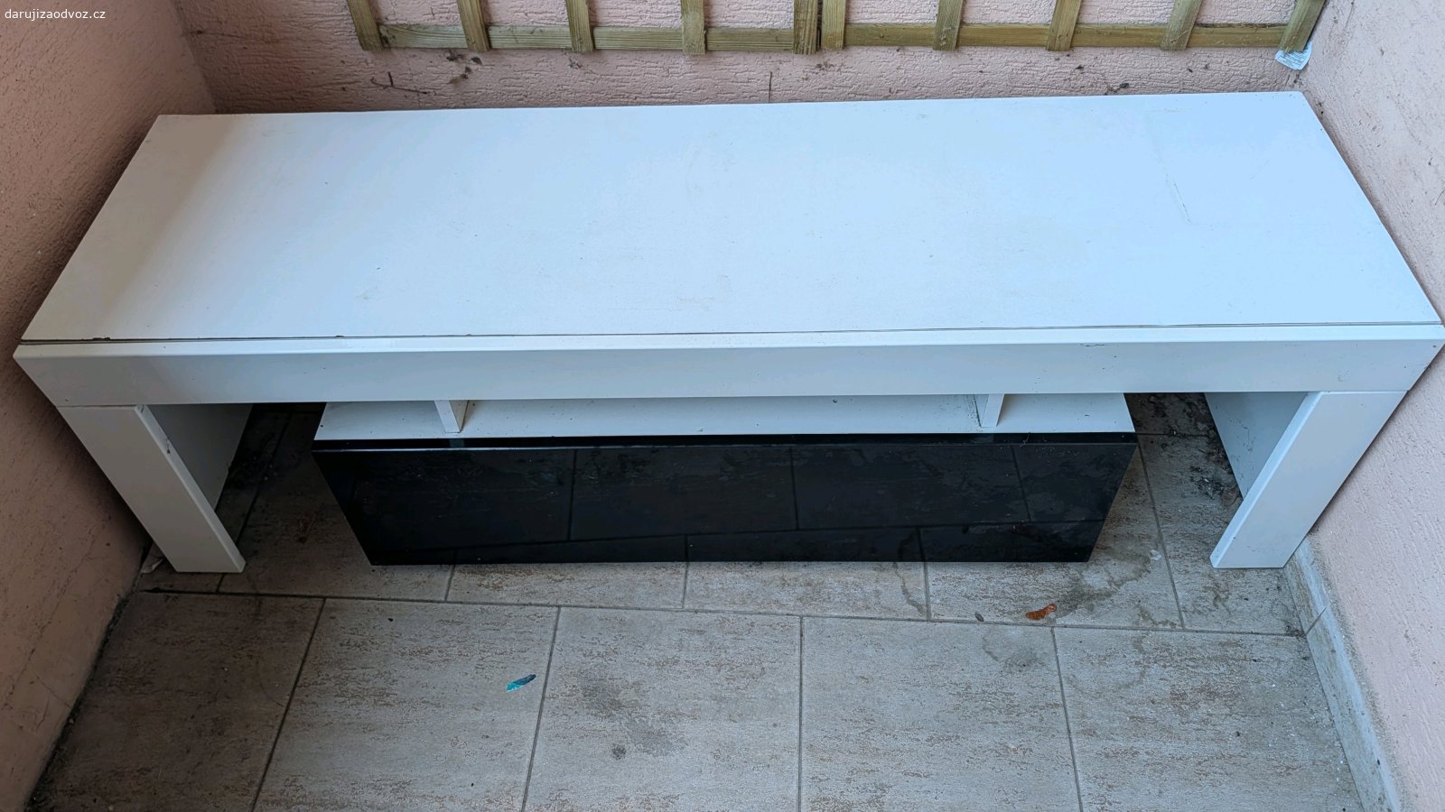 TV stolek. Daruji za odvoz TV stolek 138 x 40 x 41 .
Používaný.