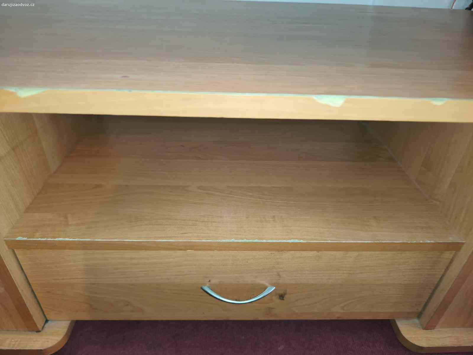 TV stůl. Daruji tento stůl pod TV. Jeví známky používání, ale nic hrozného... Třeba ještě někomu poslouží.