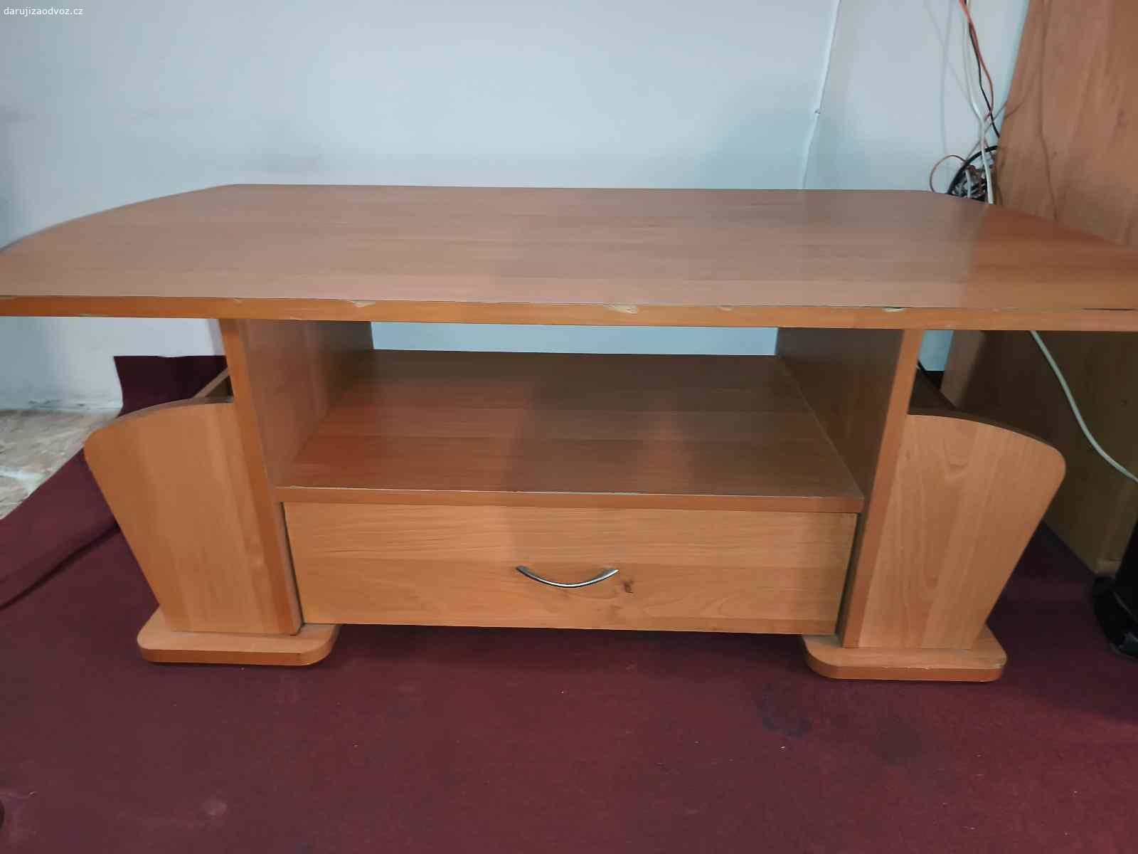 TV stůl. Daruji tento stůl pod TV. Jeví známky používání, ale nic hrozného... Třeba ještě někomu poslouží.