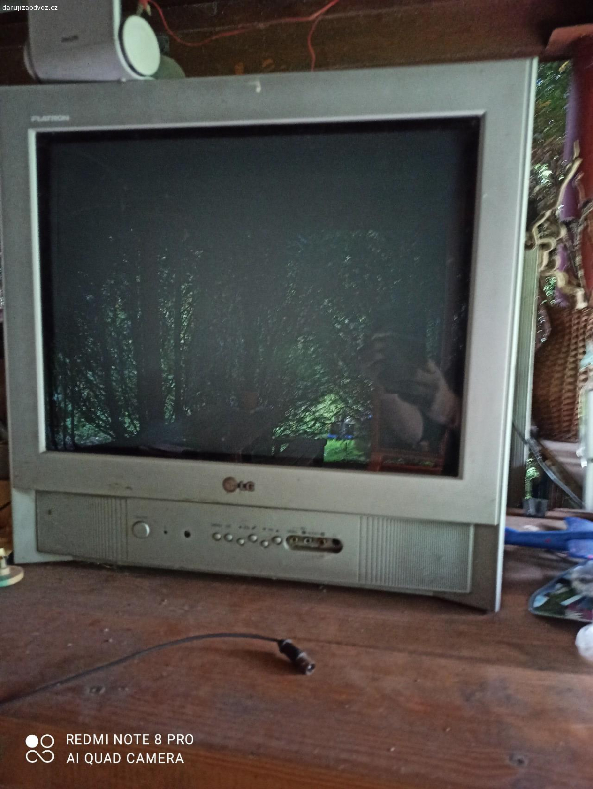 Tv. Daruji starou Tv s plochou obrazovkou, plně funkční,  používali jsme na zahradě pod přístřeškem.