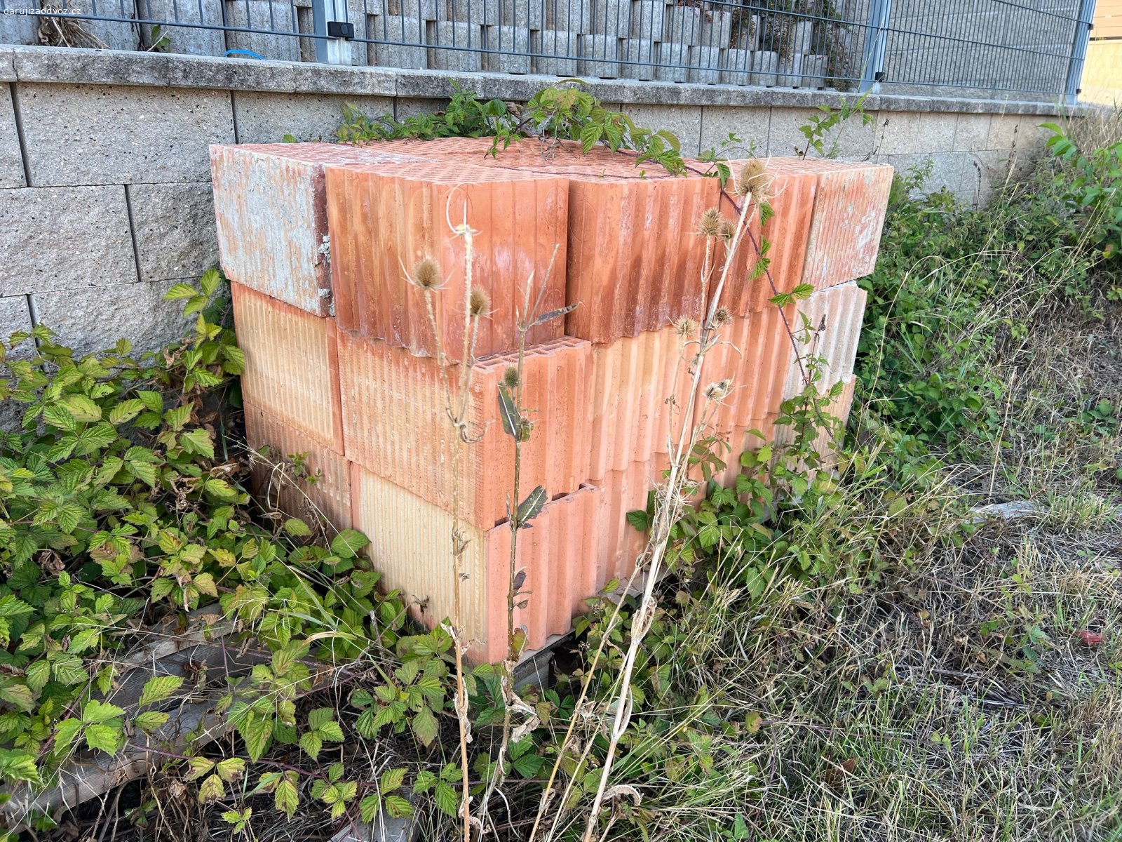 Tvárnice Porotherm 30 cm. Daruji za odvoz zbytek cihel ze stavby viz. foto. Dobrý přístup k naložení.