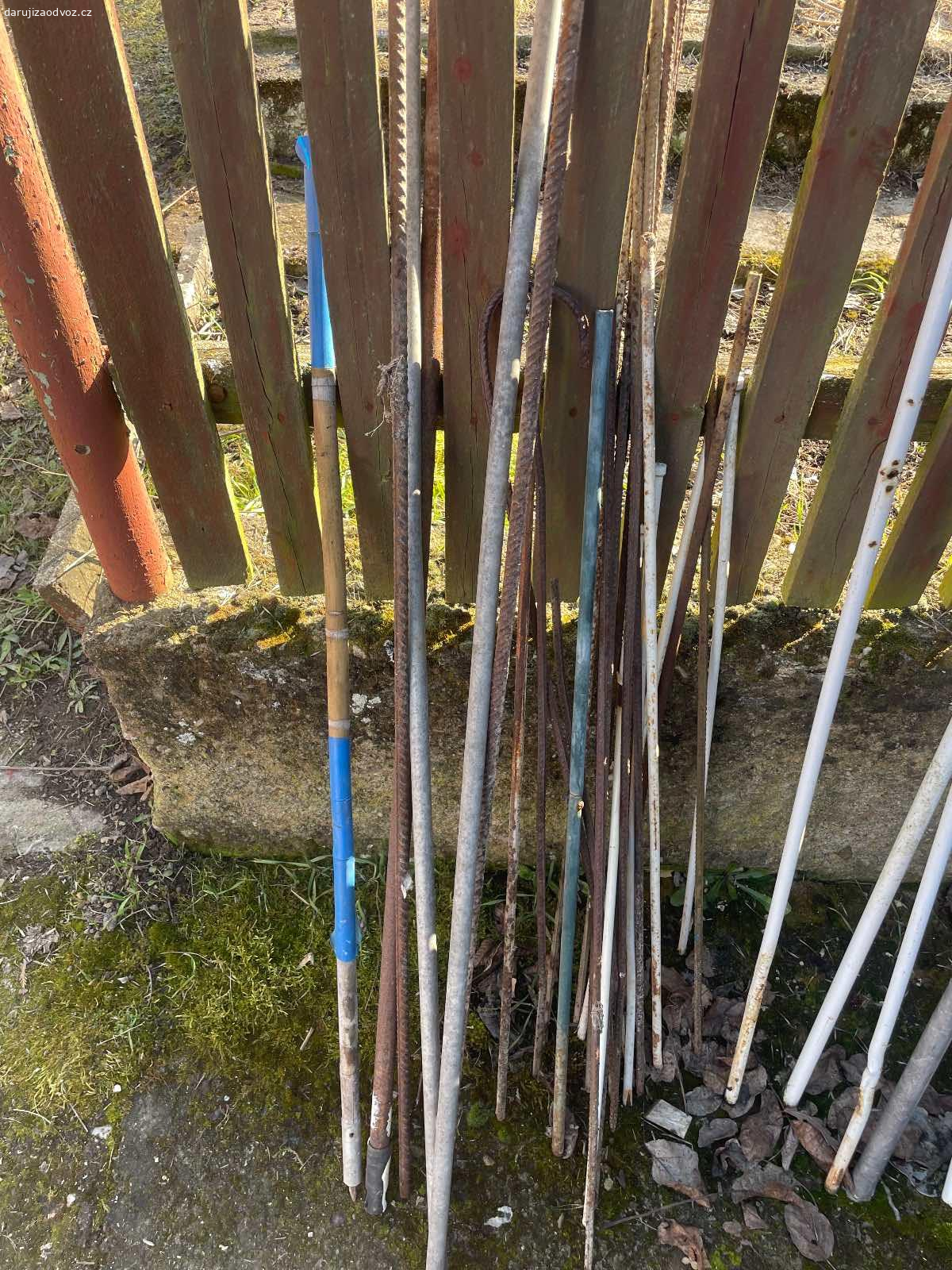 Tyče na rajčata / papriky - různé výšky - ZA ODVOZ. Daruji ZA ODVOZ několik tyčí na rajčata nebo papriky - různé výšky. Nevyužiju  zrušený skleník. K vyzvednutí po předchozí domluvě u Zbečna na Rakovnicku (50 min od Prahy). Daruji další věci ZA ODVOZ viz. inzeráty!