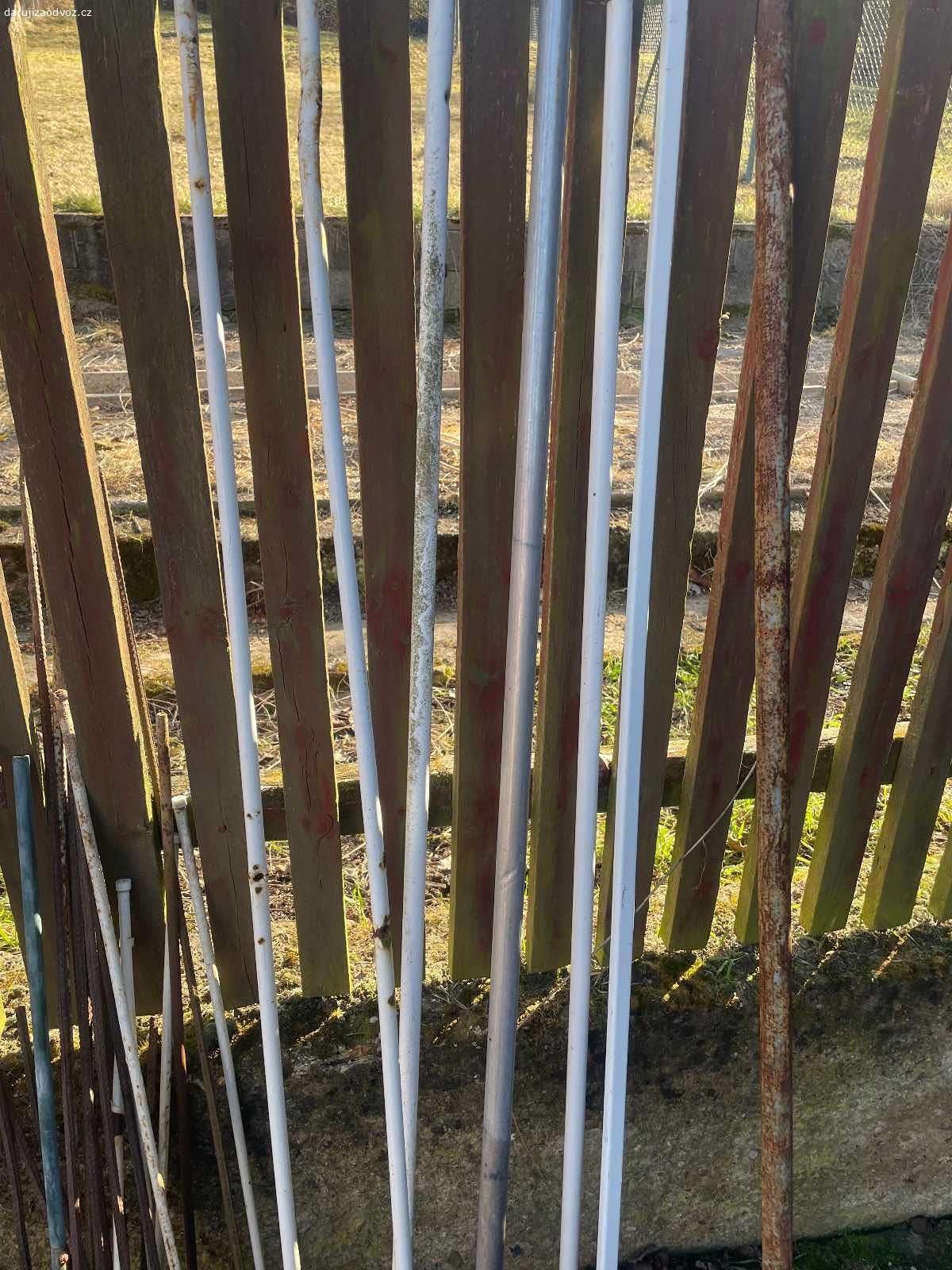 Tyče na rajčata / papriky - různé výšky - ZA ODVOZ. Daruji ZA ODVOZ několik tyčí na rajčata nebo papriky - různé výšky. Nevyužiju  zrušený skleník. K vyzvednutí po předchozí domluvě u Zbečna na Rakovnicku (50 min od Prahy). Daruji další věci ZA ODVOZ viz. inzeráty!
