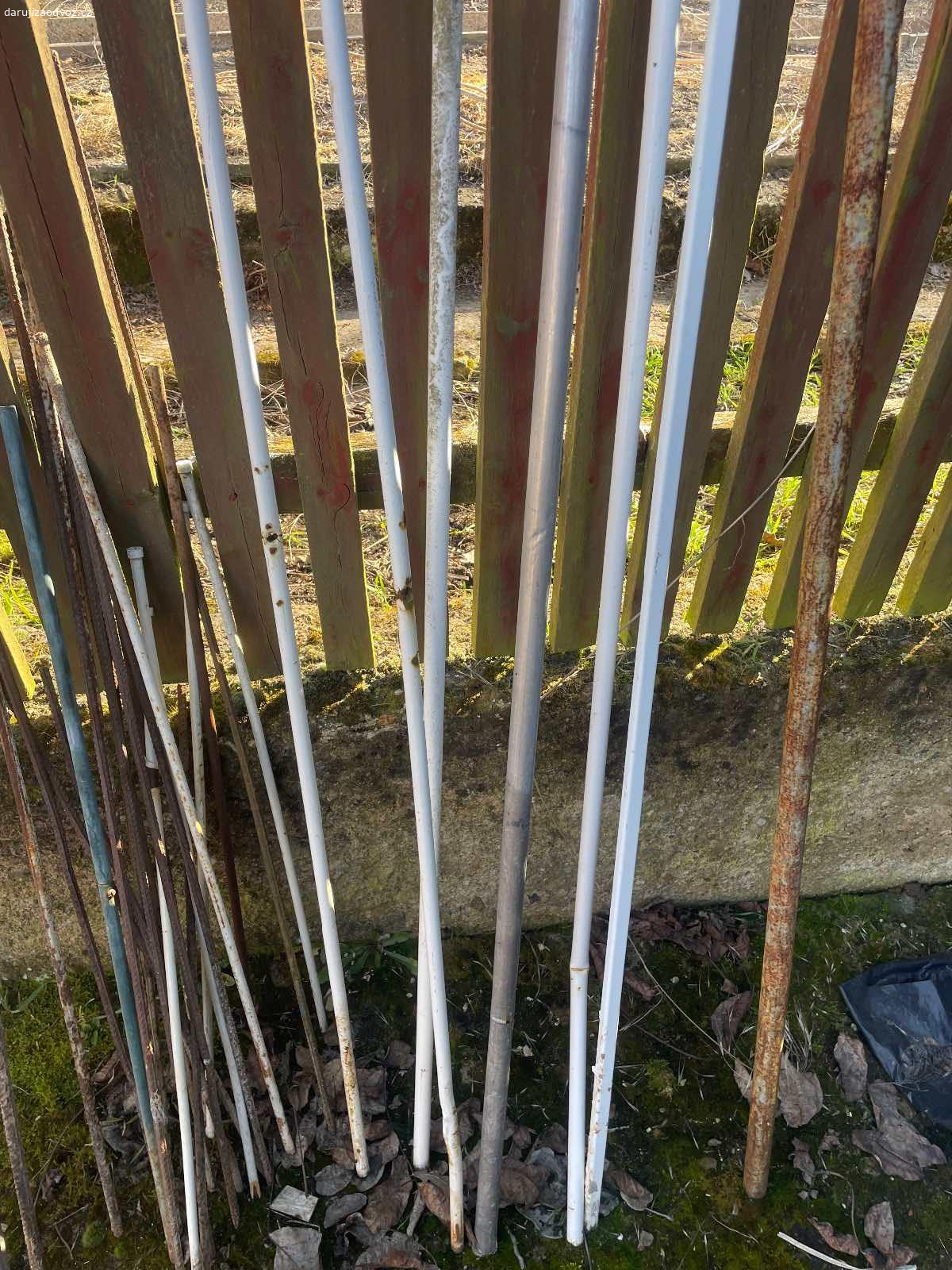 Tyče na rajčata / papriky - různé výšky - ZA ODVOZ. Daruji ZA ODVOZ několik tyčí na rajčata nebo papriky - různé výšky. Nevyužiju  zrušený skleník. K vyzvednutí po předchozí domluvě u Zbečna na Rakovnicku (50 min od Prahy). Daruji další věci ZA ODVOZ viz. inzeráty!