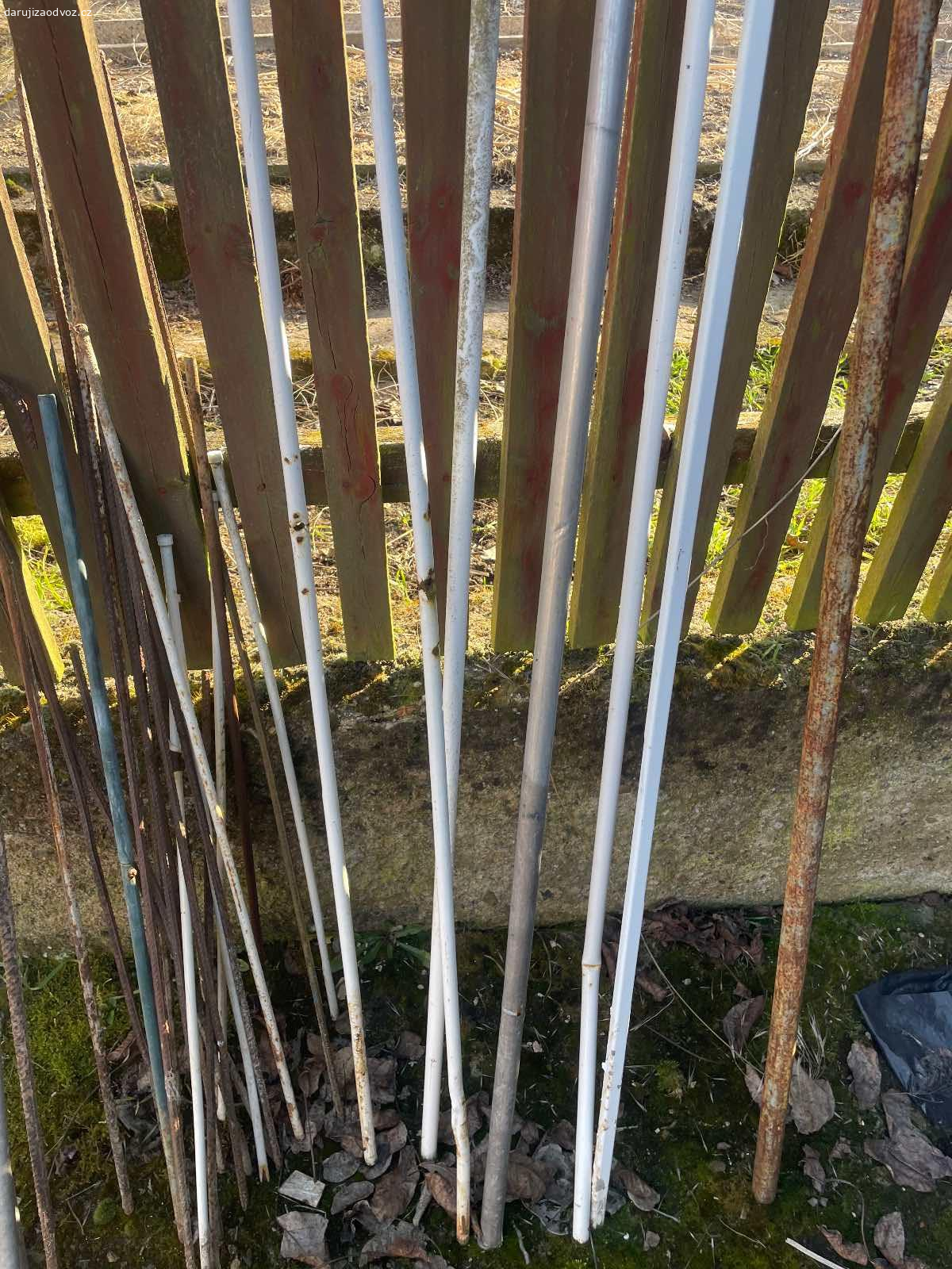 Tyče na rajčata / papriky - různé výšky - ZA ODVOZ. Daruji ZA ODVOZ několik tyčí na rajčata nebo papriky - různé výšky. Nevyužiju  zrušený skleník. K vyzvednutí po předchozí domluvě u Zbečna na Rakovnicku (50 min od Prahy). Daruji další věci ZA ODVOZ viz. inzeráty!