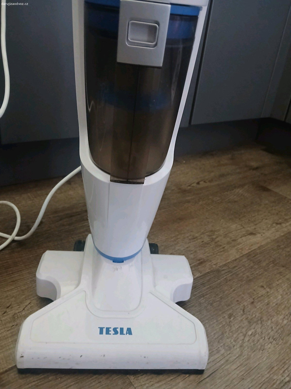 Tyčový vysavač. Daruji tyčový vysavač. Celý popis zde:
https://www.datart.cz/parni-mop-a-vysavac-tesla-powerstar-gt400/1.html
Tento ma již vady ale stále vysava a i může vytřít.nejspise vysava méně. Pokud by šel úplně rozebrat a vyčistit uvnitř tak to by bylo nejlepší.  Ja ho vyčistila kam jsem se jen dostala. Tyč je nutno přilepit, pak to drží v pořádku.