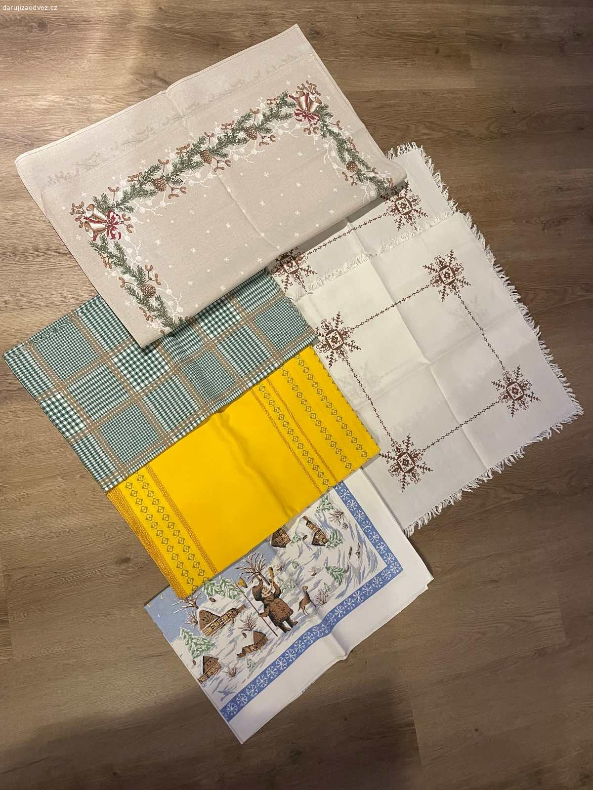 Ubrusy a dečky. Darujeme různé ubeusy a dečky na stůl.