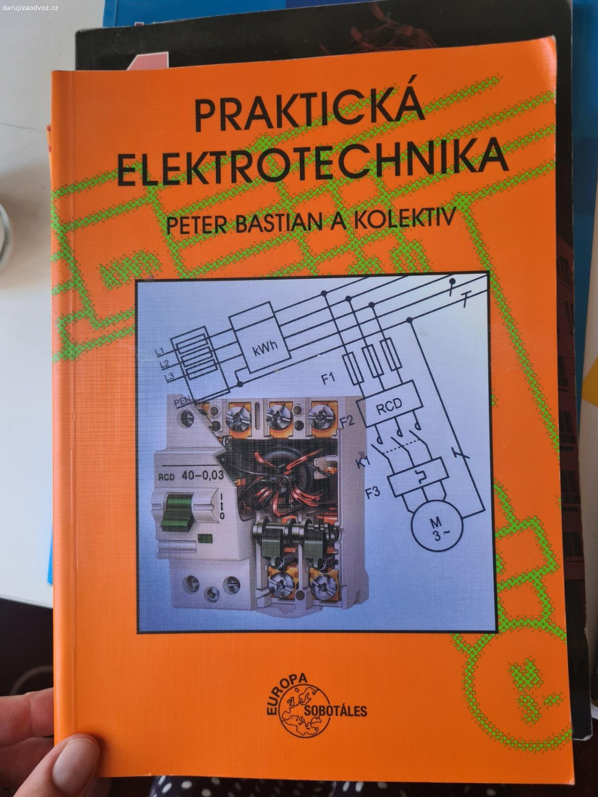 ucebnice dejepisu, anglictiny ad. preferuji odnos vseho najednou