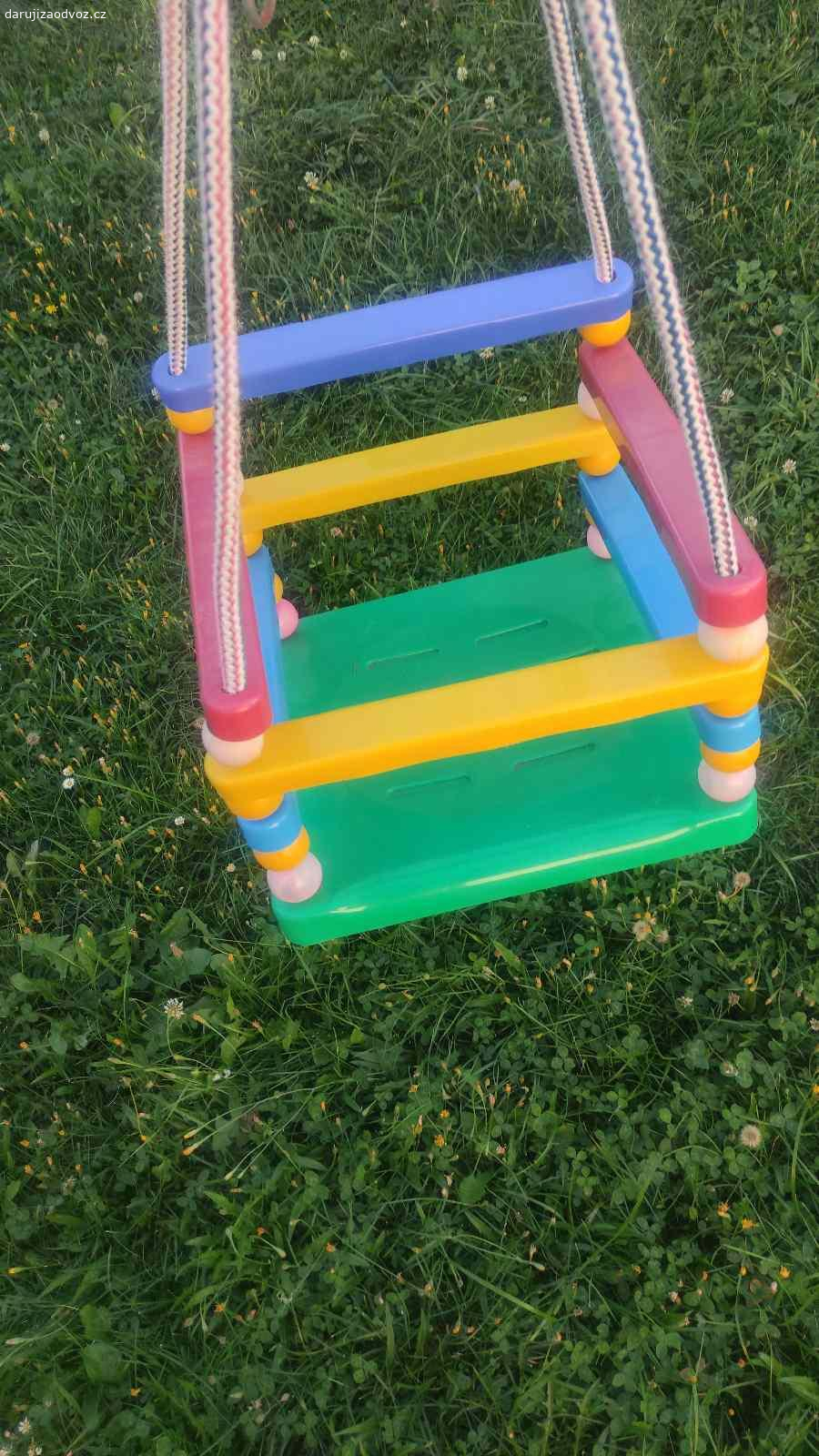 Uklid domacnosti. Hodilo by se nekomu něco?U houpacky nutno vyměnit kroužky