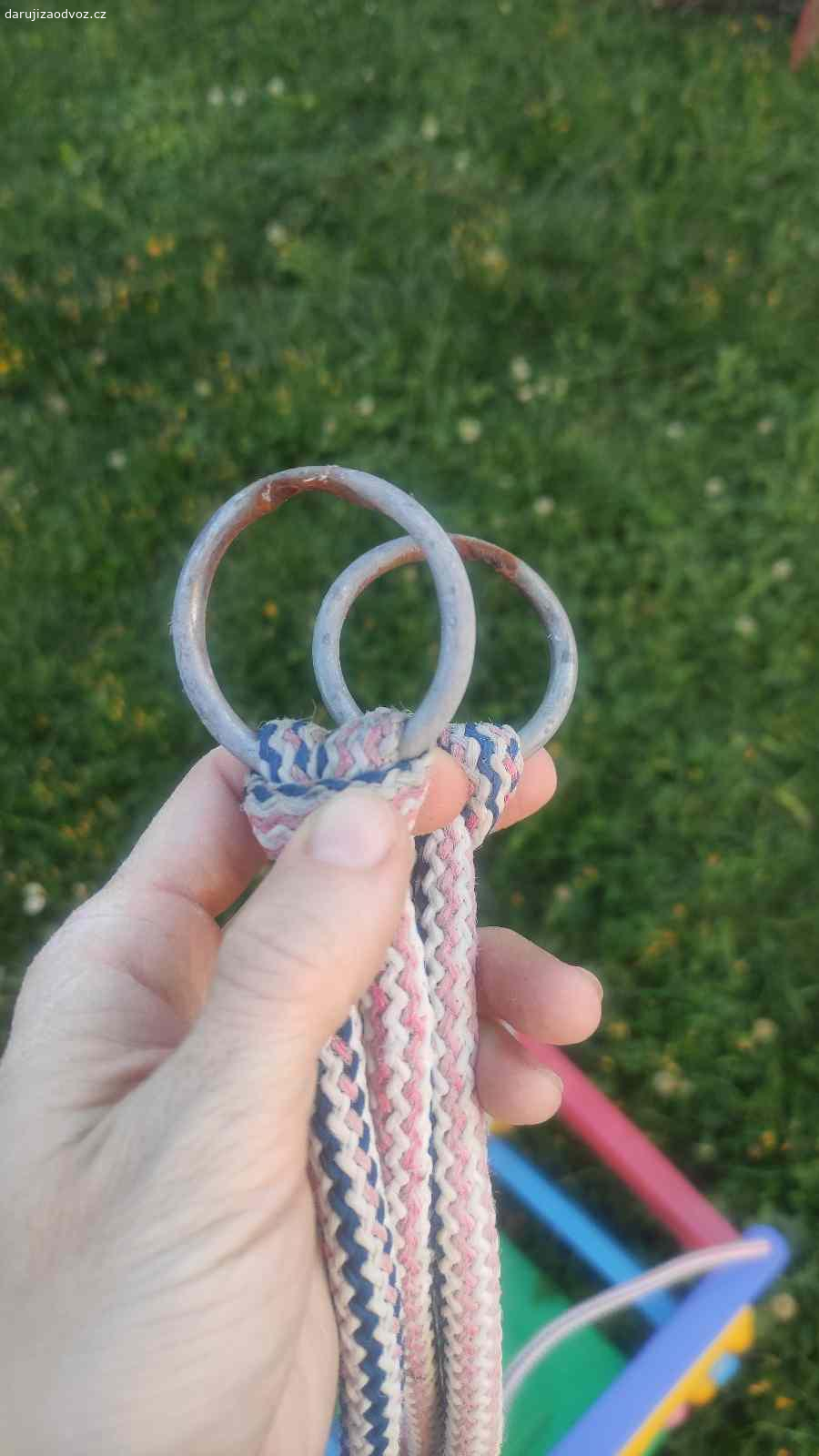 Uklid domacnosti. Hodilo by se nekomu něco?U houpacky nutno vyměnit kroužky