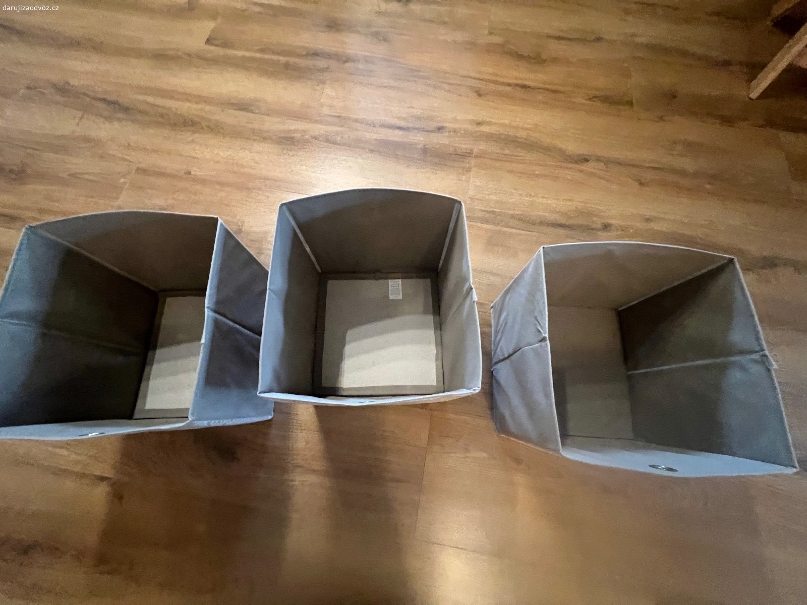Úložné krabice 3x, podložka do koupelny. K vyzvednutí v Dolních Měcholupech. Potěší nějaké ovoce pro děti, ale není podmínkou.