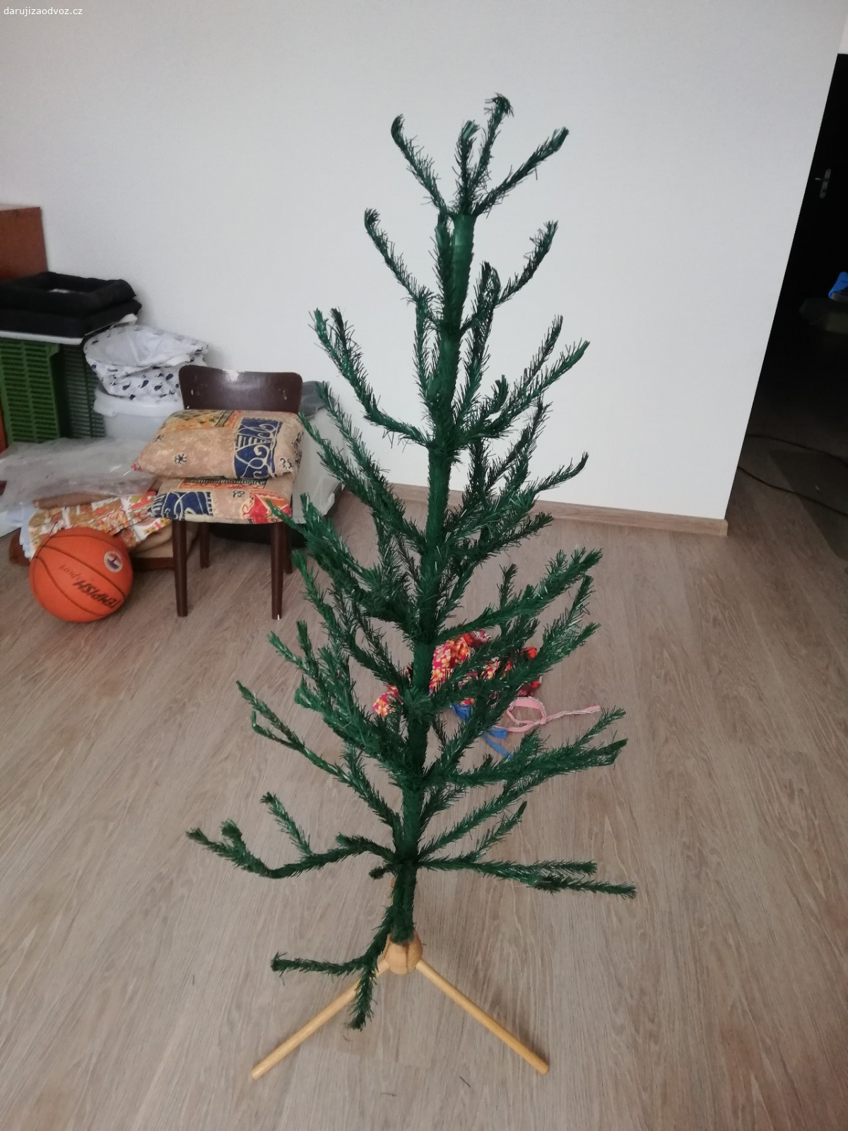 Umělý vánoční stromek. Daruji umely Vanocni stromek, vyska cca 120 cm, kdyz jsou zvednute horni větvičky. Pouze osobni převzetí Olomouc