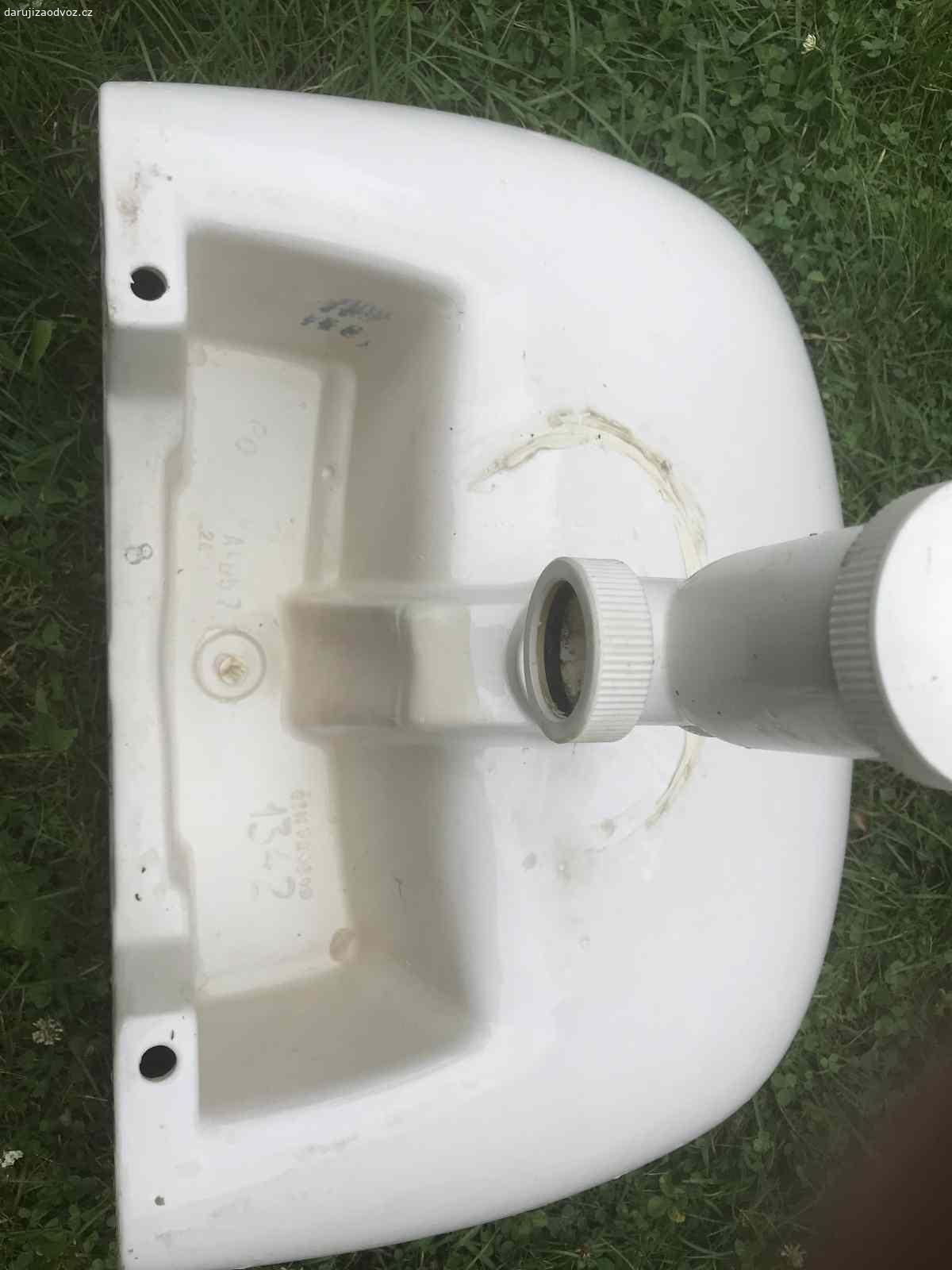 umývadlo bílé keramické se sloupem. Nabízím umývadlo se sloupem bílé keramické nepoškozené.