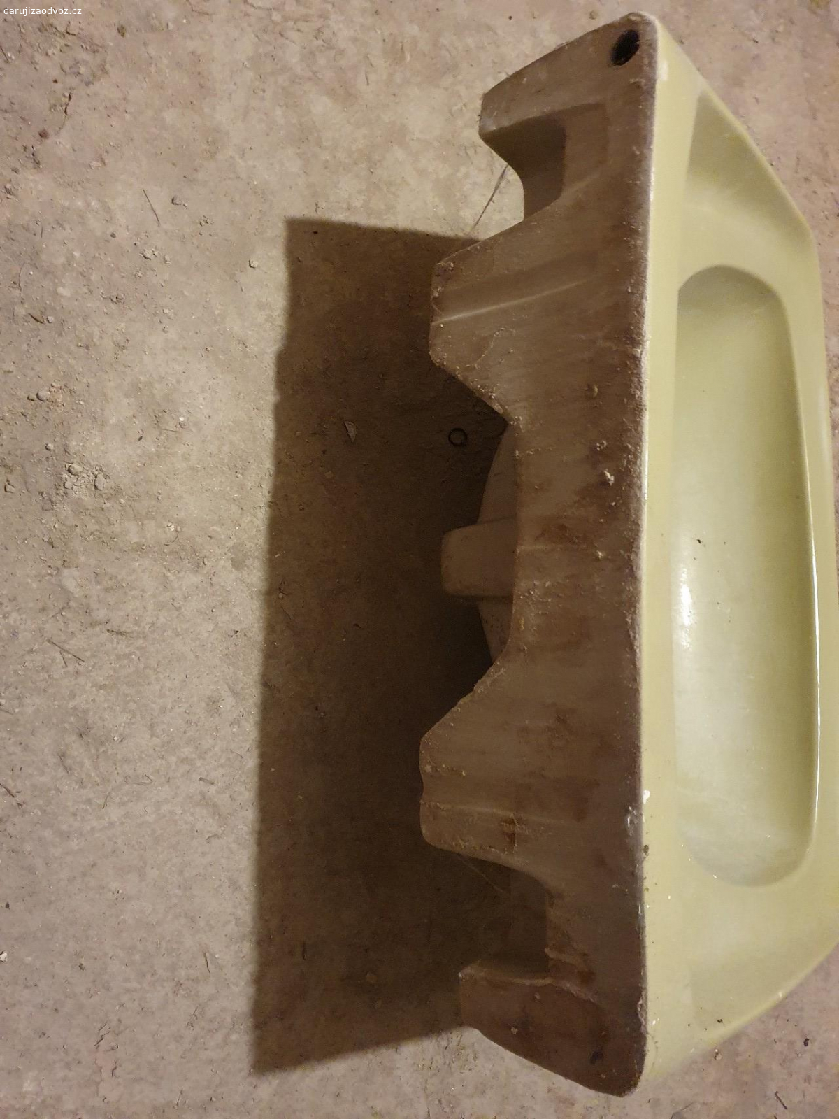 Umyvadlo s nohou, zelené. stale k dispozici - viz foto, opticky bez prasklin, šířka cca 64cm, hloubka cca 50cm, nutno očistit