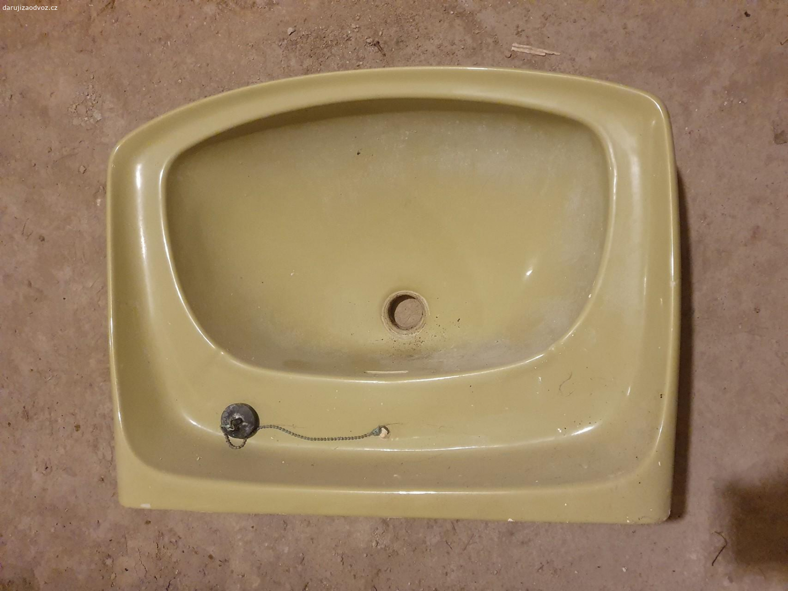 Umyvadlo s nohou, zelené. stale k dispozici - viz foto, opticky bez prasklin, šířka cca 64cm, hloubka cca 50cm, nutno očistit