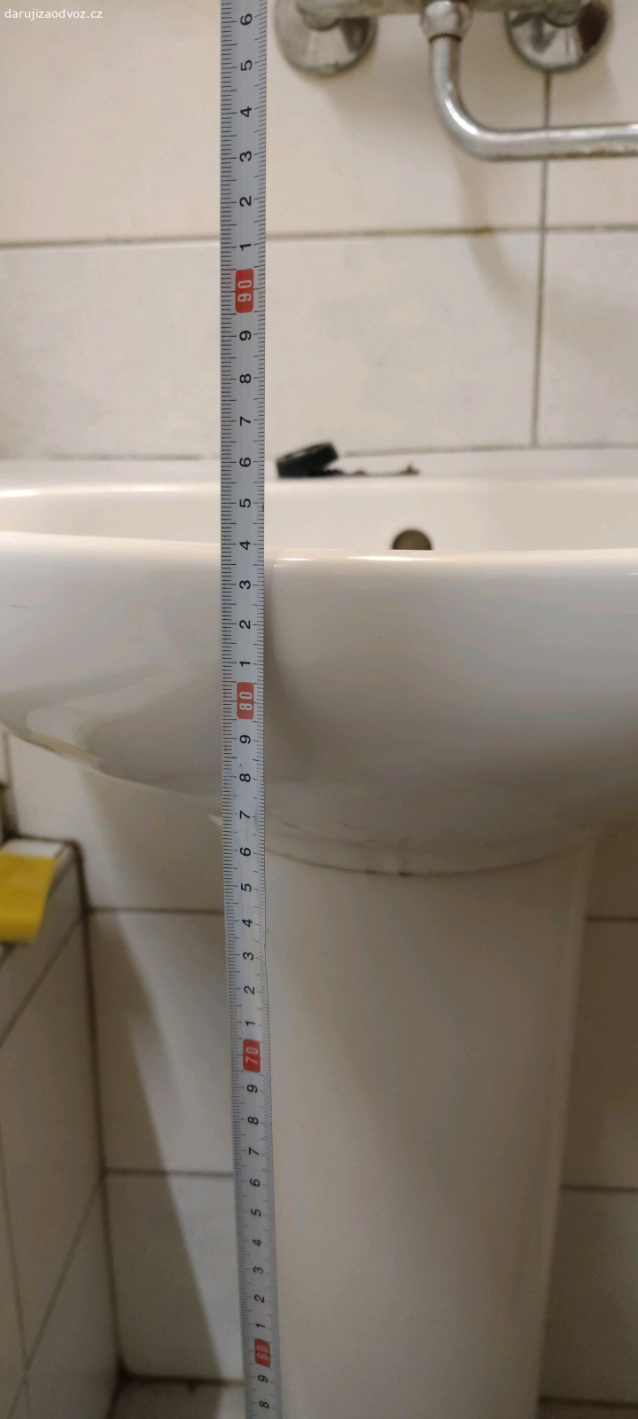 Umyvadlo s nohou. Daruji zachovalé umyvadlo i s nohou, stáří cca 20 let. Rozměry viz foto. Umyvadlo je v pohodě, noha má prasklinu. Je mi líto to vyhodit, možná to někdo ještě užije.