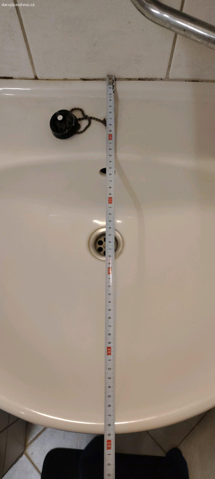 Umyvadlo s nohou. Daruji zachovalé umyvadlo i s nohou, stáří cca 20 let. Rozměry viz foto. Umyvadlo je v pohodě, noha má prasklinu. Je mi líto to vyhodit, možná to někdo ještě užije.