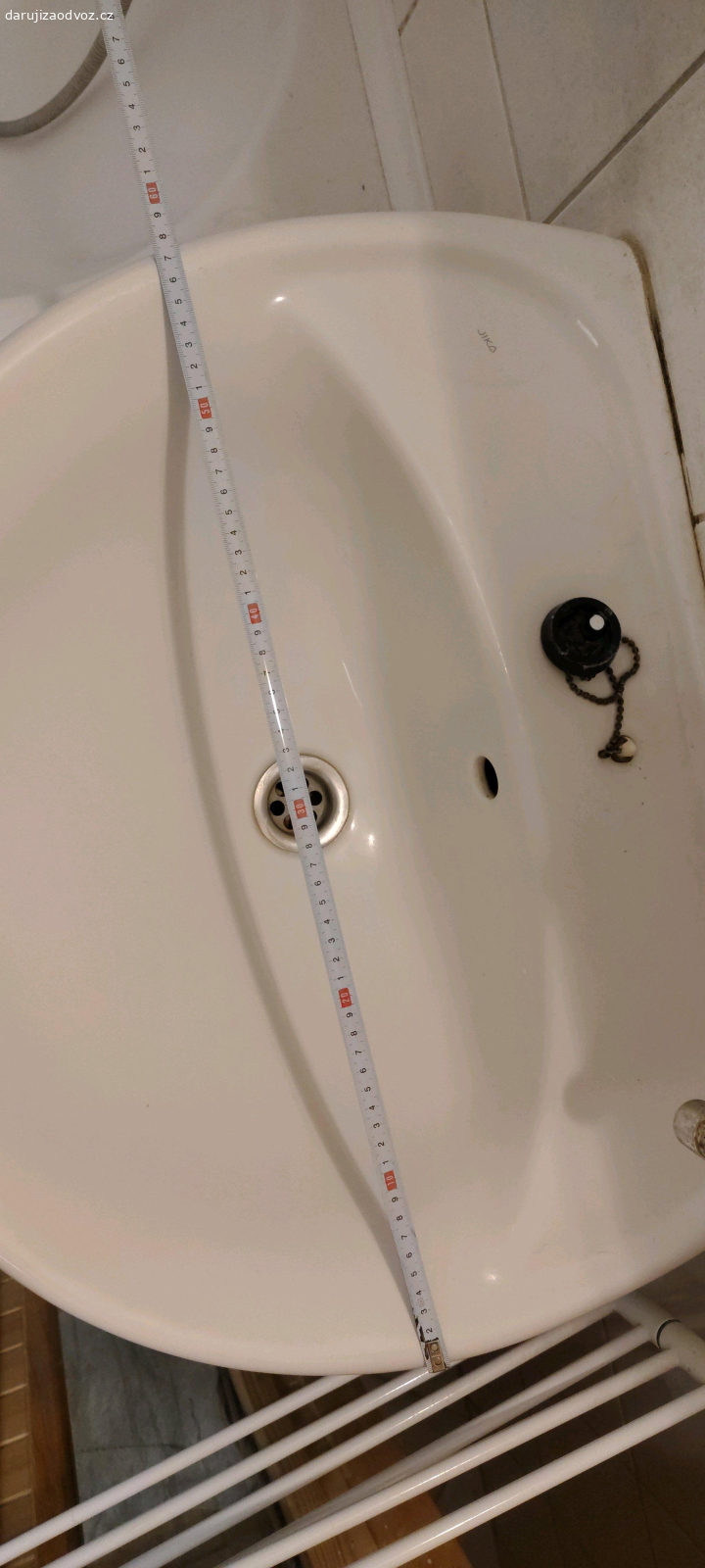 Umyvadlo s nohou. Daruji zachovalé umyvadlo i s nohou, stáří cca 20 let. Rozměry viz foto. Umyvadlo je v pohodě, noha má prasklinu. Je mi líto to vyhodit, možná to někdo ještě užije.