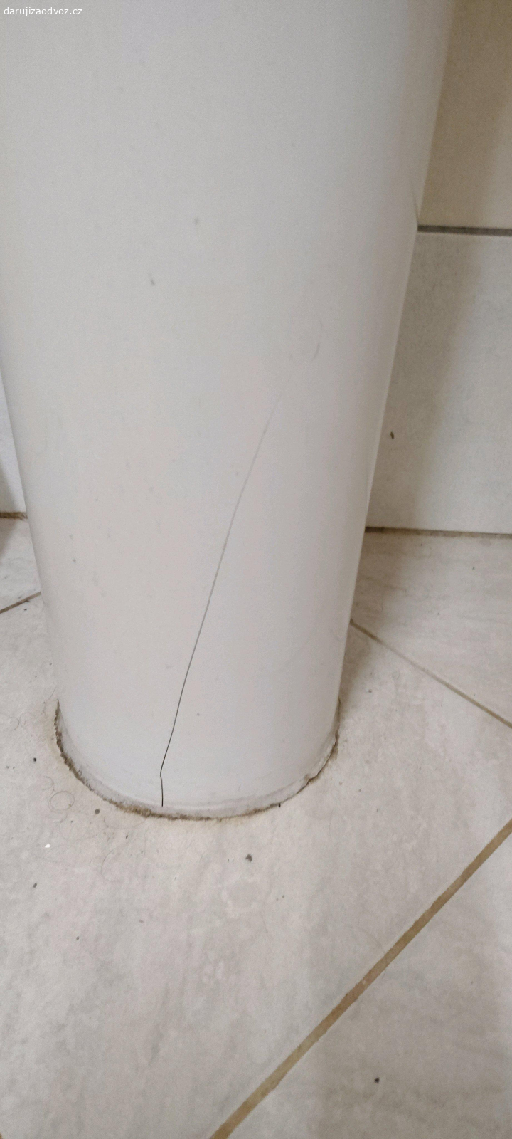 Umyvadlo s nohou. Daruji zachovalé umyvadlo i s nohou, stáří cca 20 let. Rozměry viz foto. Umyvadlo je v pohodě, noha má prasklinu. Je mi líto to vyhodit, možná to někdo ještě užije.