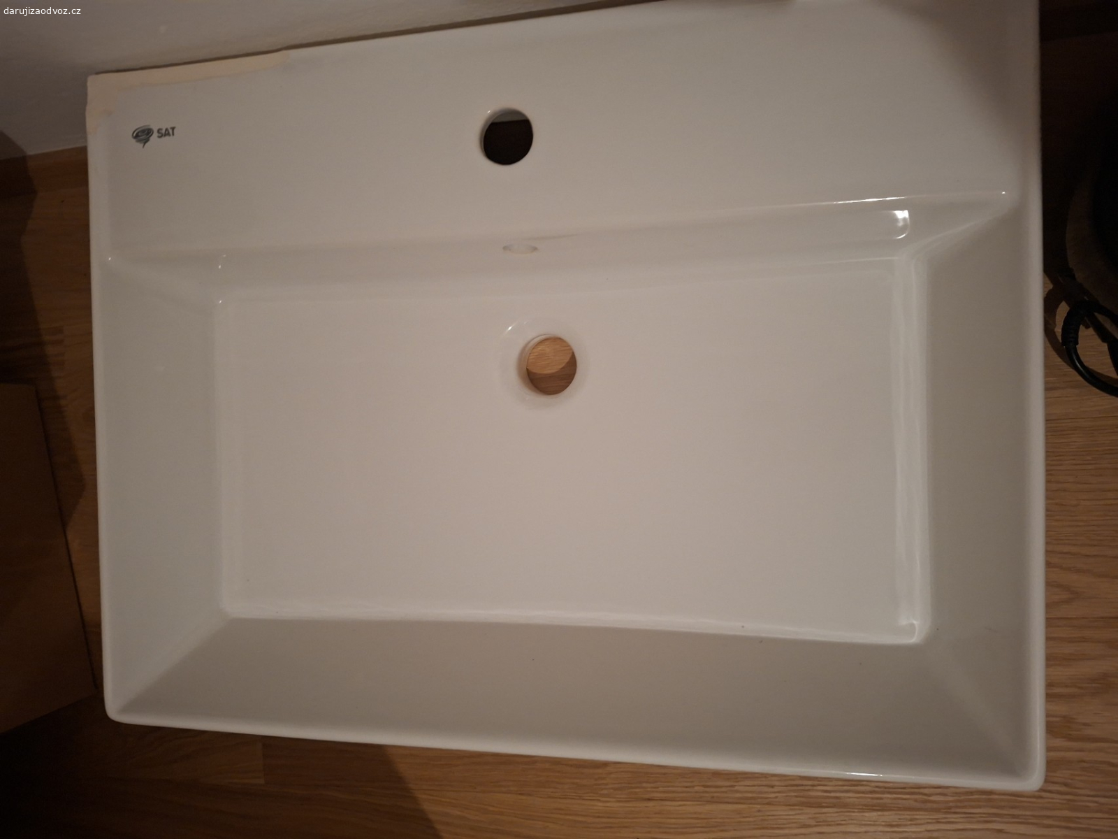 Umyvadlo SAT Infinitio 60,5x46,5. je nove, přišlo poškozené (viz foto), při reklamaci nam bylo sděleno, ze to mame vyhodit. Tak rádi darujeme někomu, kdo by jej využil.