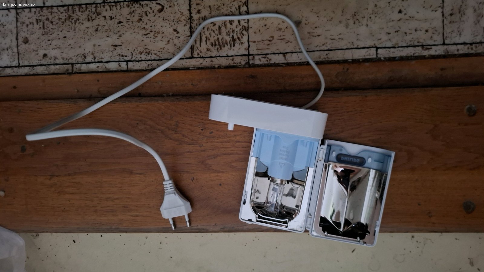 UV saniter na kartaček ns zuby. nesvití asi žárovka