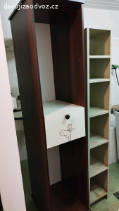 úzká skříň police