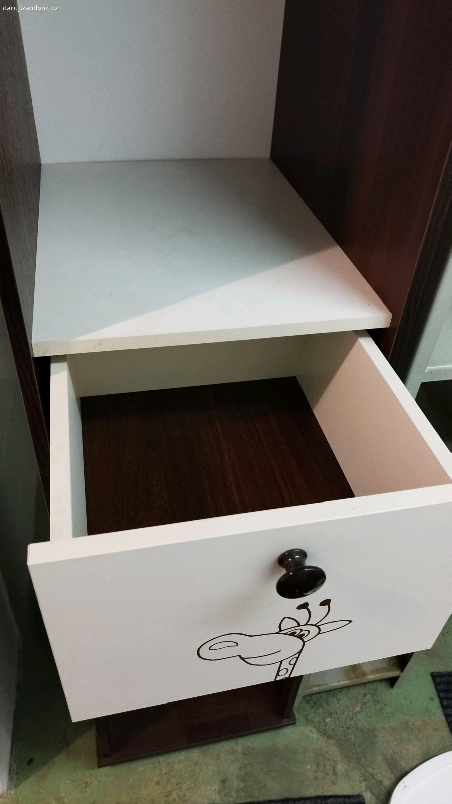 úzká skříň police. do skříně ještě patří 2 bílé poličky, máme dáme