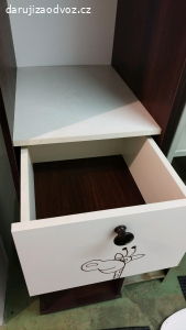 úzká skříň police