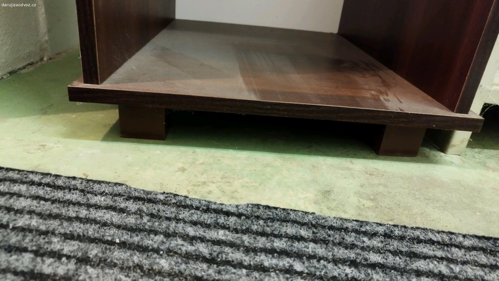 úzká skříň police. do skříně ještě patří 2 bílé poličky, máme dáme