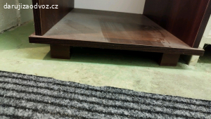 úzká skříň police
