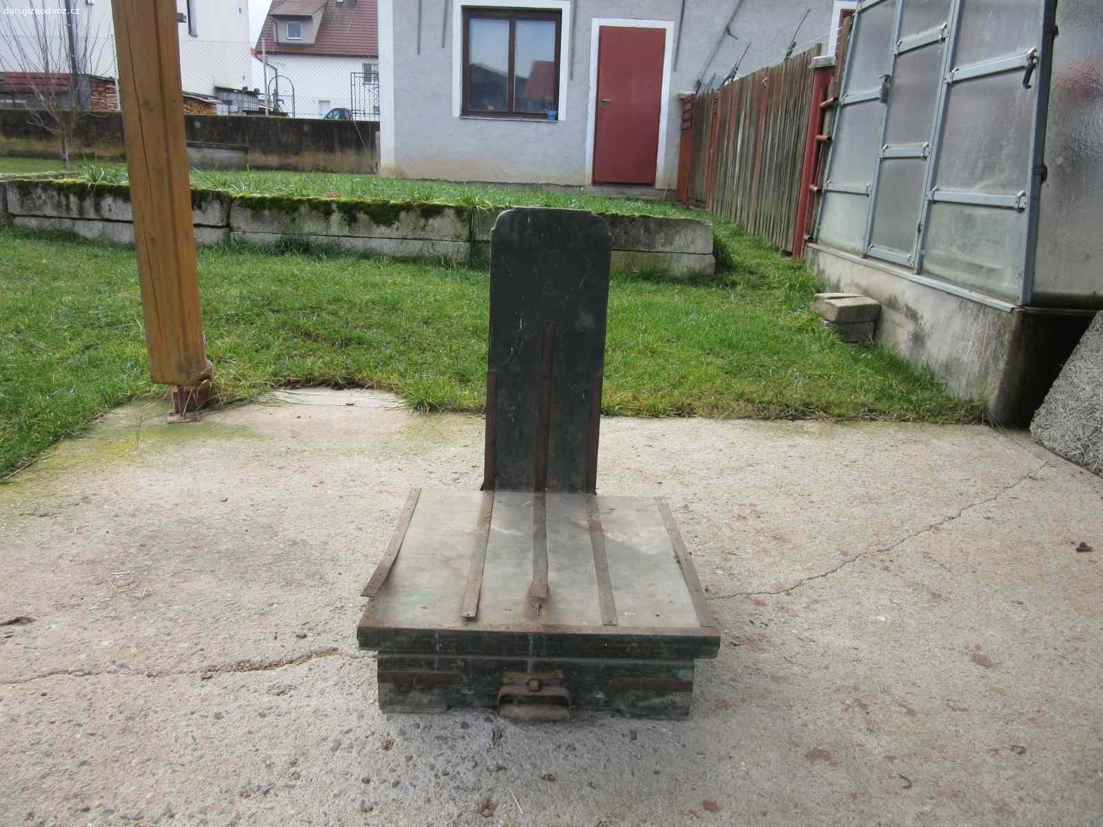 Váha na pytle. Váha na pytle stará potřebuje renovaci.