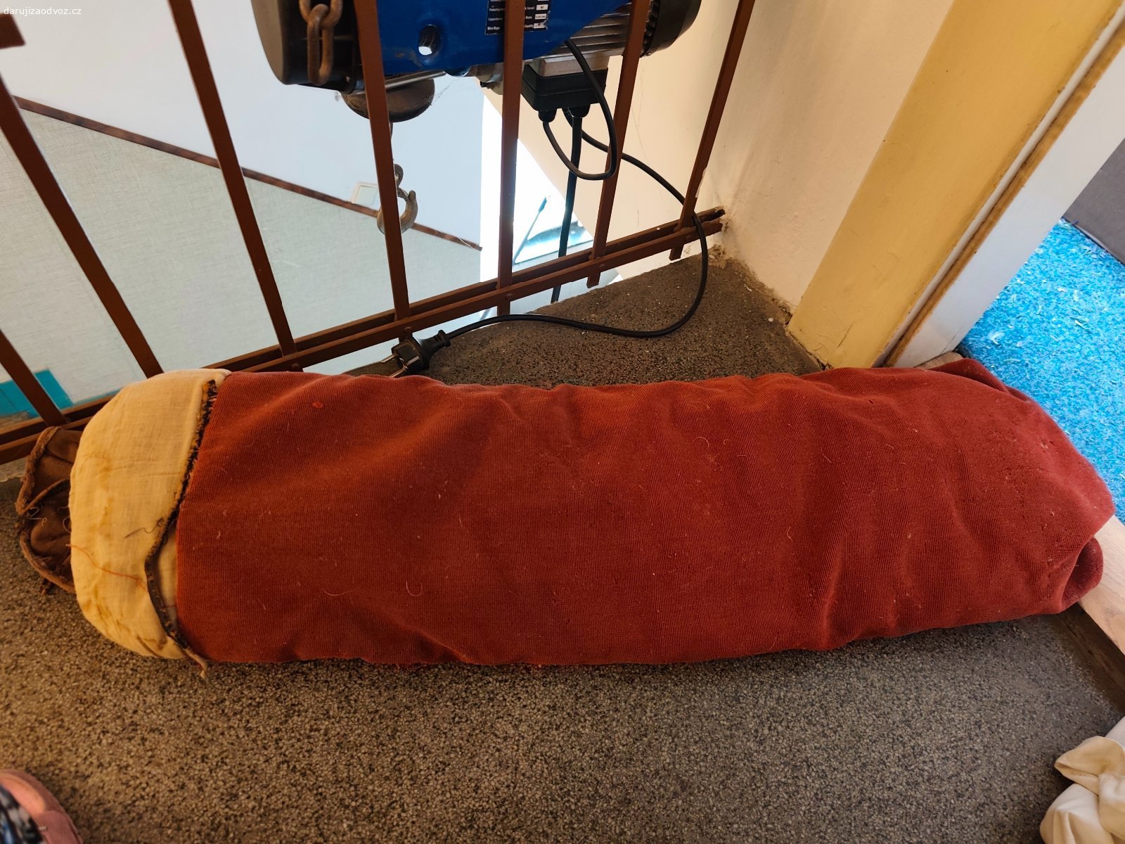 Válec proti průvanu. Daruji za odvoz zřejmě válec proti průvanu. Velmi starý, plněný slámou. Je cítit staroba. Není čistý.

V případě zájmu k vyzvednutí přímo na adrese děkuji.
