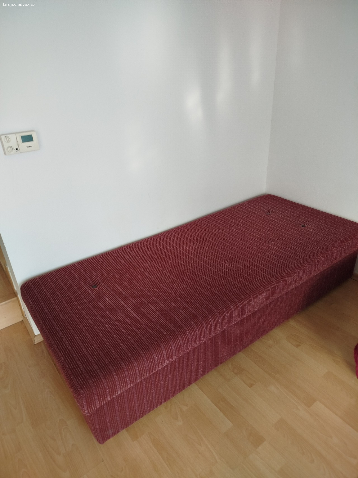 Válenda s úložným prostorem. Daruji válendu s úložným prostorem. Rozměry 195 x 88 cm.